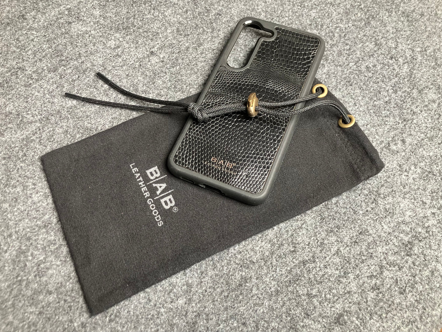 Capa de Couro Genuíno Lagarto para iPhone/Samsung cortada e gravada a laser/microfibra.- 59