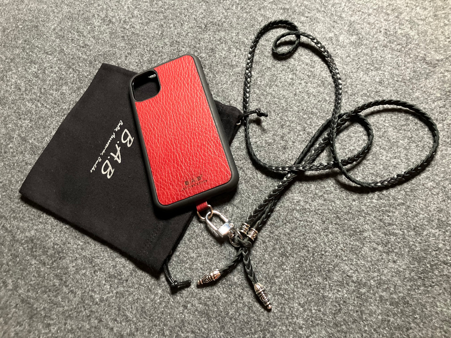 Capa/Suporte para iPhone de Couro Genuíno Flor Integral cortados e gravados a laser/microfibra. 2 Terminais Espirais e 2 Pinos Espirais, todos feitos de Prata 925 & Crossbody/Colar/Pulseira com três fios duplos trançados à mão, Marrom ou Preto.- KC43i