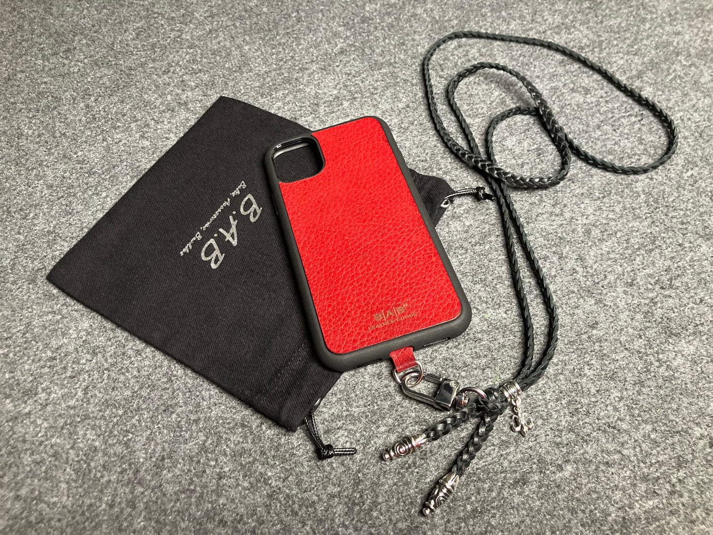 Capa/Suporte para iPhone de Couro Flor Integral/microfibra. 2 Terminais Espirais, 1 Pino em Espiral com Argola e 1 Pingente Fleur de Lys, todos de Prata 925 & Crossbody/Colar/Pulseira de Couro com 3 fios duplos trançados à mão, Marrom ou Preto.- KC45i