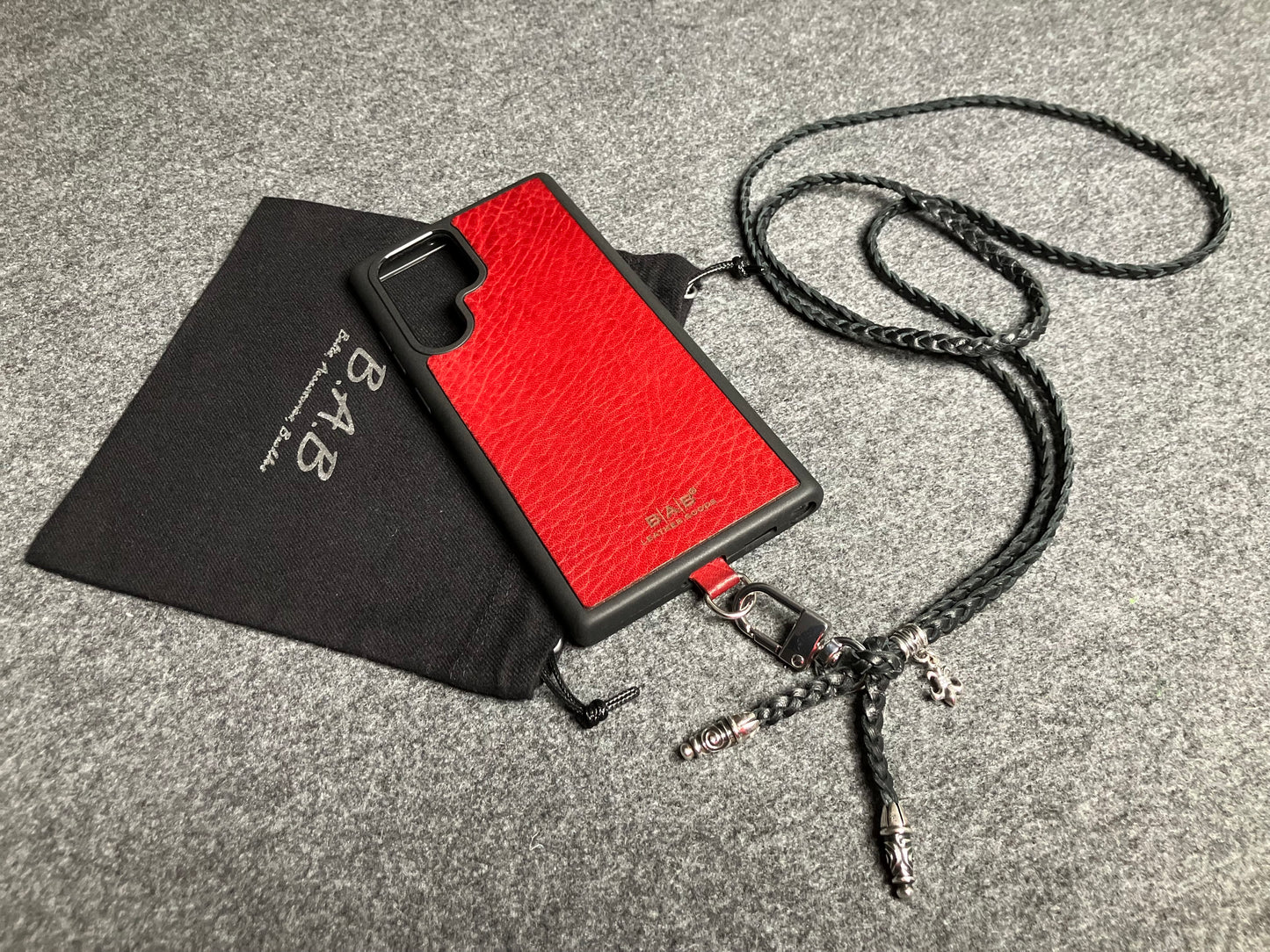 Capa/Suporte para Samsung de Couro Flor Integral/microfibra. 2 Terminais Espirais, 1 Pino em Espiral com Argola e 1 Pingente Fleur de Lys, todos de Prata 925 & Crossbody/Colar/Pulseira de Couro com 3 fios duplos trançados à mão, Marrom ou Preto.- KC45S