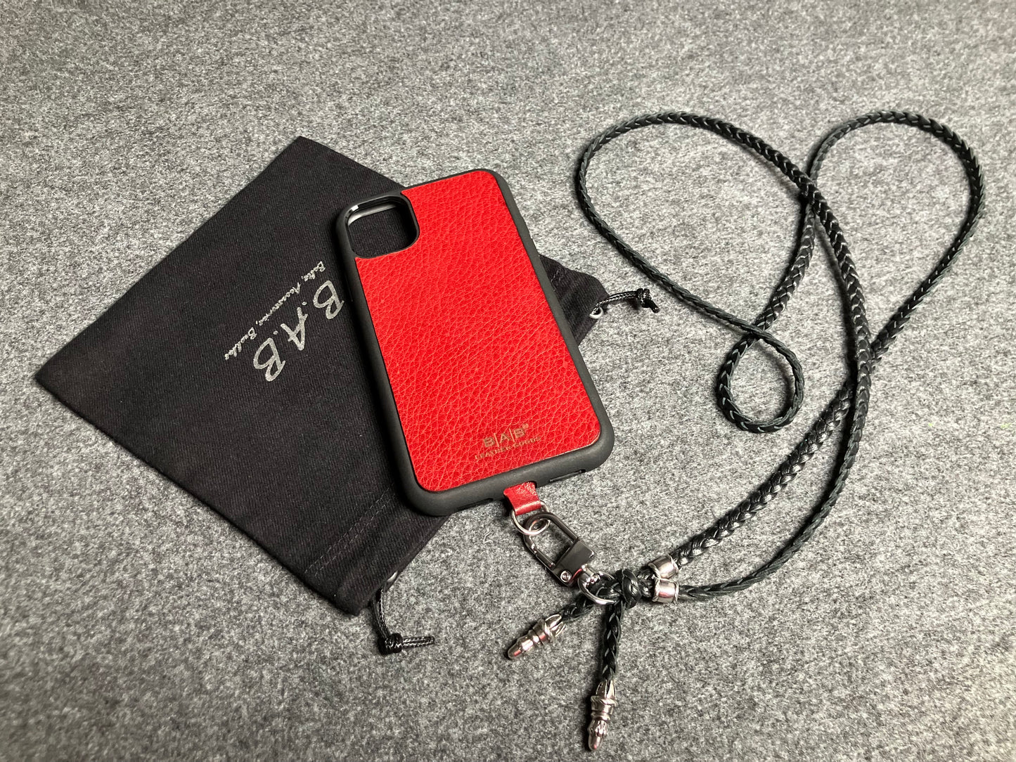 Capa/Suporte para iPhone de Couro Genuíno Flor Integral/microfibra. 2 Terminais de Corda e 2 Pinos de Corda, todos feitos de Prata Esterlina 925 & Crossbody/Colar/Pulseira de Couro com três fios duplos trançados à mão, Marrom ou Preto.- KC42i