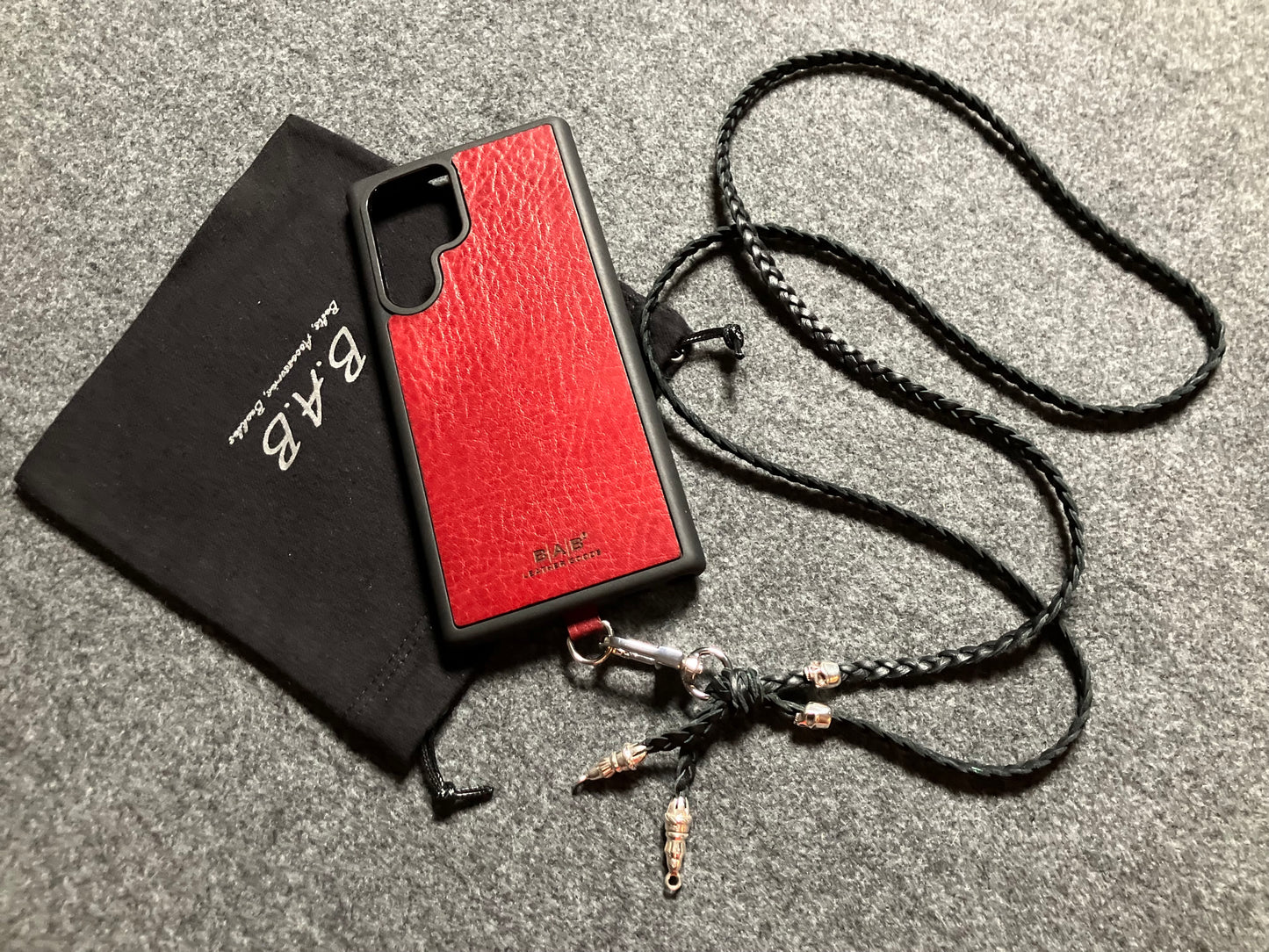 Capa/Suporte de Couro Genuíno Flor Integral para Samsung/microfibra. 2 Terminais de Corda e 2 Caveiras, todos de Prata Esterlina 925 & Crossbody/Colar/Pulseira Couro com 3 fios duplos trançados à mão, Marrom ou Preto.- KC30S