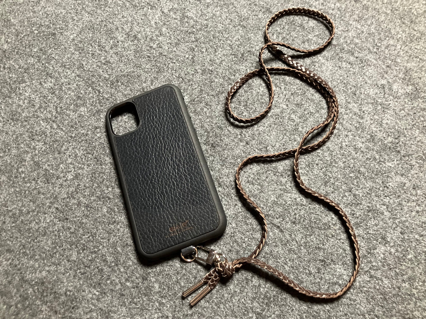 Θήκη από Γνήσιο Δέρμα Oλικής άλεσης για iPhone/μικροϊνα & Χιαστί/Κολιέ/Βραχιόλι Γνήσιο Δέρμα με 3 διπλών κλώνων πλεκτά στο χέρι, μισό Φεγγάρι και ένα περιστρεφόμενο Καραμπίνερ και 2 Τερματικά, όλα ασημένια.- KC38i