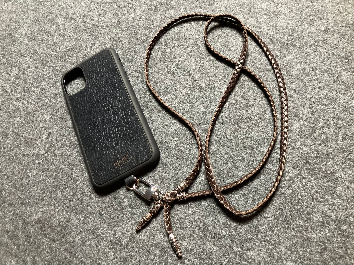 Capa/Suporte para iPhone de Couro Genuíno Flor Integral cortados e gravados a laser/microfibra. 2 Terminais Espirais e 2 Pinos Espirais, todos feitos de Prata 925 & Crossbody/Colar/Pulseira com três fios duplos trançados à mão, Marrom ou Preto.- KC43i
