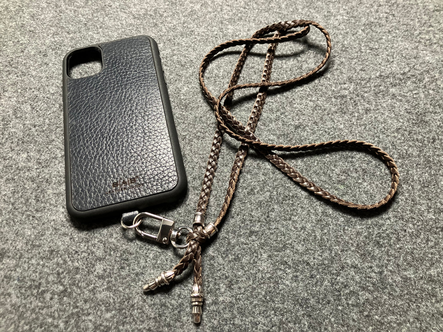 Capa/Suporte para iPhone de Couro Genuíno Flor Integral/microfibra. 2 Terminais de Corda e 2 Pinos de Corda, todos feitos de Prata Esterlina 925 & Crossbody/Colar/Pulseira de Couro com três fios duplos trançados à mão, Marrom ou Preto.- KC42i