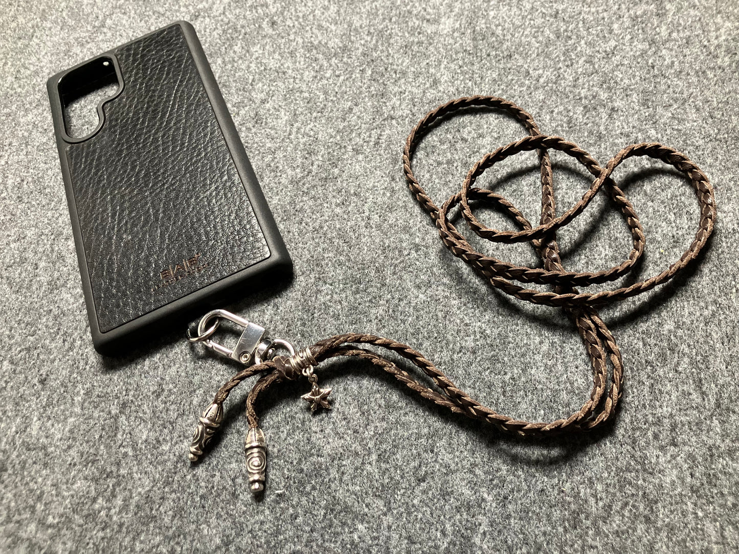 Θήκη/Στήριγμα για Samsung/μικροϊνών από Γνήσιο Δέρμα Oλικής άλεσης. 2 Σπειροειδείς Aκροδέκτες, 1 Σπειροειδής Καρφίτσα με δαχτυλίδι και 1 Σκουλαρίκι Αστέρι, όλα Ασήμι 925 & Χιαστί/Κολιέ/Βραχιόλι με 3 διπλές πλέξεις στο χέρι, Καφέ ή Μαύρο.- KC33S
