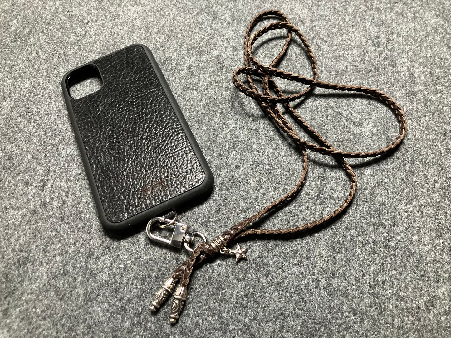 Capa/Suporte para iPhone de Couro Genuíno Flor Integral/microfibra. 2 Terminais Espirais, 1 Pino em Espiral com Argola e 1 Pingente de Estrela, todos de Prata 925 & Crossbody/Colar/Pulseira com 3 fios duplos trançados à mão, Marrom ou Preto.- KC33i