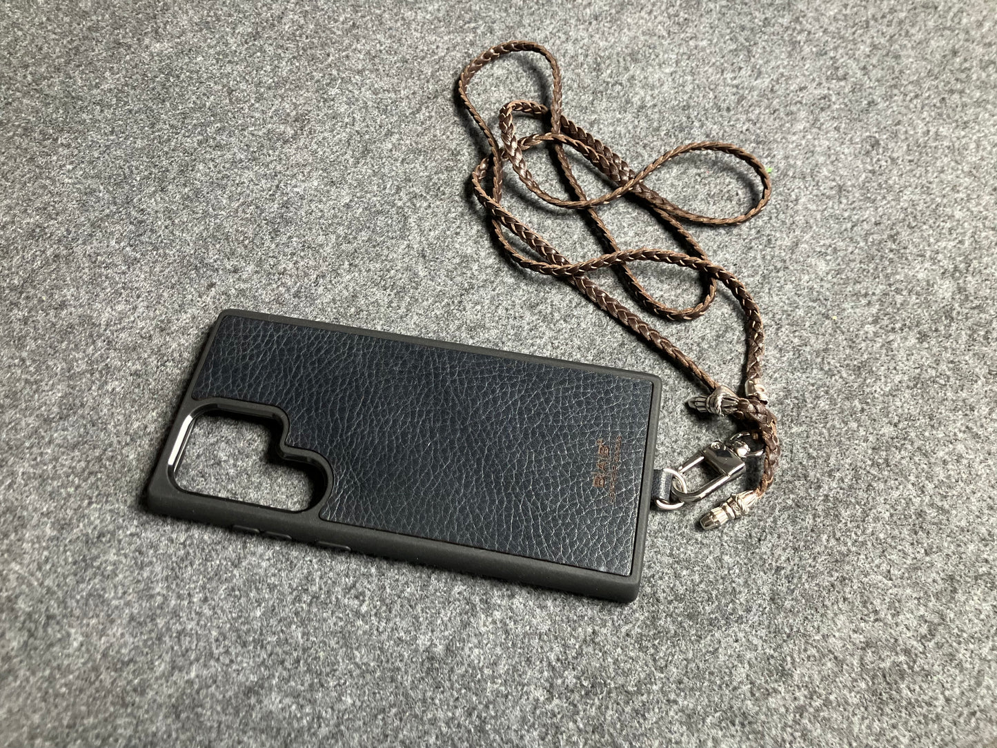 Capa/Suporte de Couro Genuíno Flor Integral para Samsung/microfibra. 2 Terminais de Corda e 2 Caveiras, todos de Prata Esterlina 925 & Crossbody/Colar/Pulseira Couro com 3 fios duplos trançados à mão, Marrom ou Preto.- KC30S