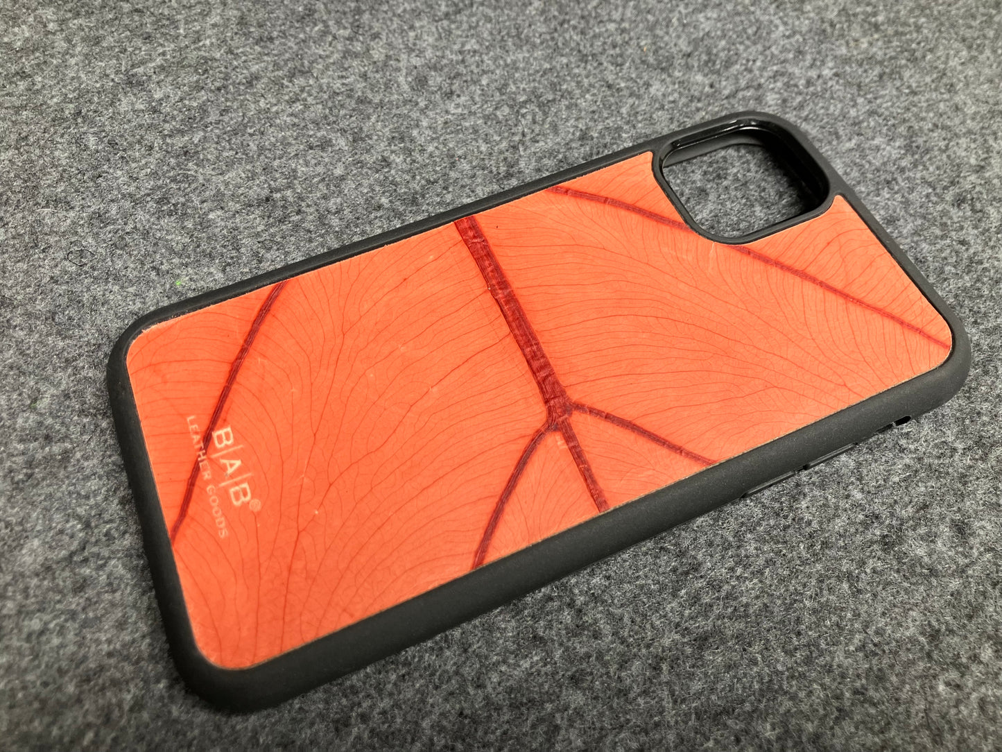 Capa com folha beLEAF® de Alocasia Genuína para iPhone cortada & gravada a laser/microfibra.- 60i