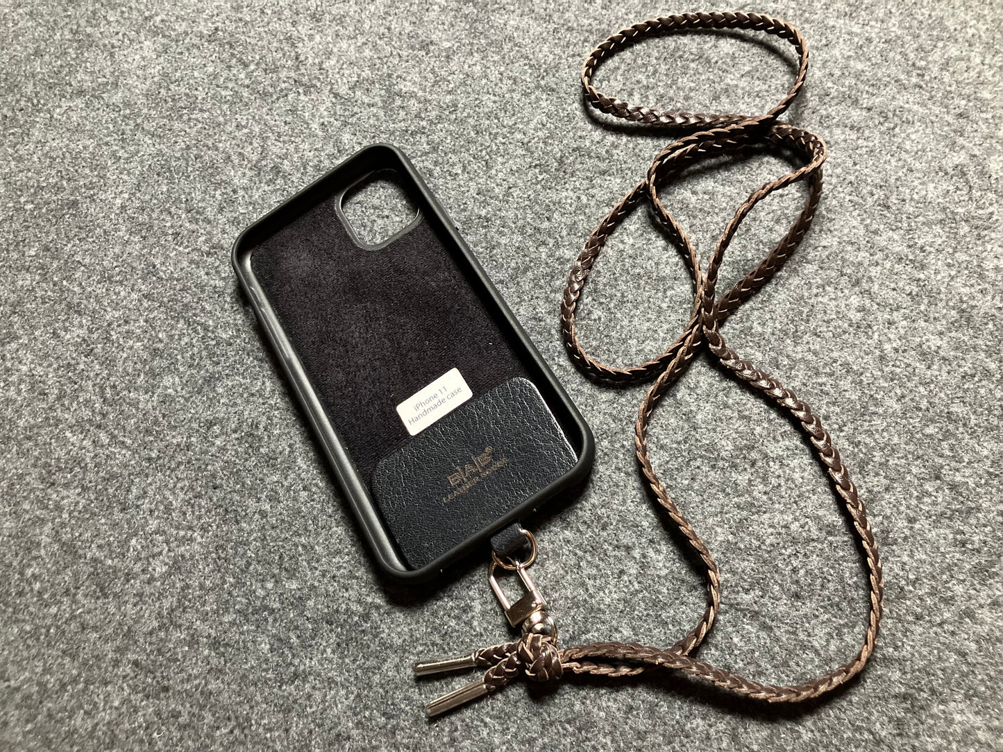 Θήκη από Γνήσιο Δέρμα Oλικής άλεσης για iPhone/μικροϊνα & Χιαστί/Κολιέ/Βραχιόλι Γνήσιο Δέρμα με 3 διπλών κλώνων πλεκτά στο χέρι, μισό Φεγγάρι και ένα περιστρεφόμενο Καραμπίνερ και 2 Τερματικά, όλα ασημένια.- KC38i