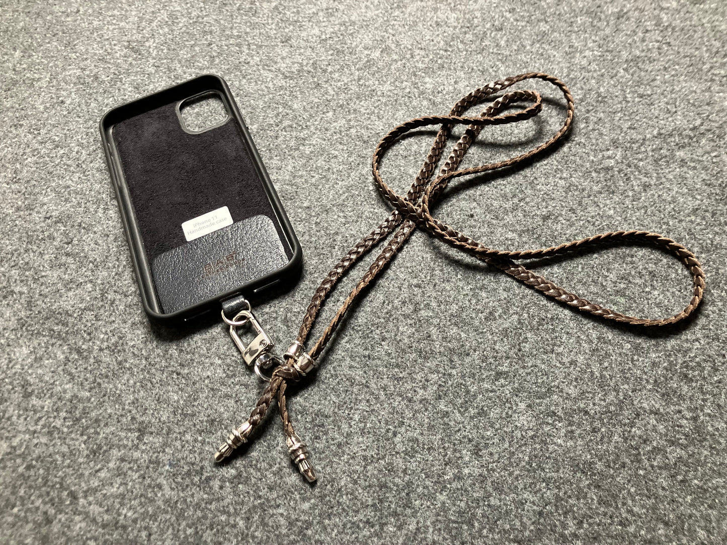 Capa/Suporte para iPhone de Couro Genuíno Flor Integral/microfibra. 2 Terminais de Corda e 2 Pinos de Corda, todos feitos de Prata Esterlina 925 & Crossbody/Colar/Pulseira de Couro com três fios duplos trançados à mão, Marrom ou Preto.- KC42i
