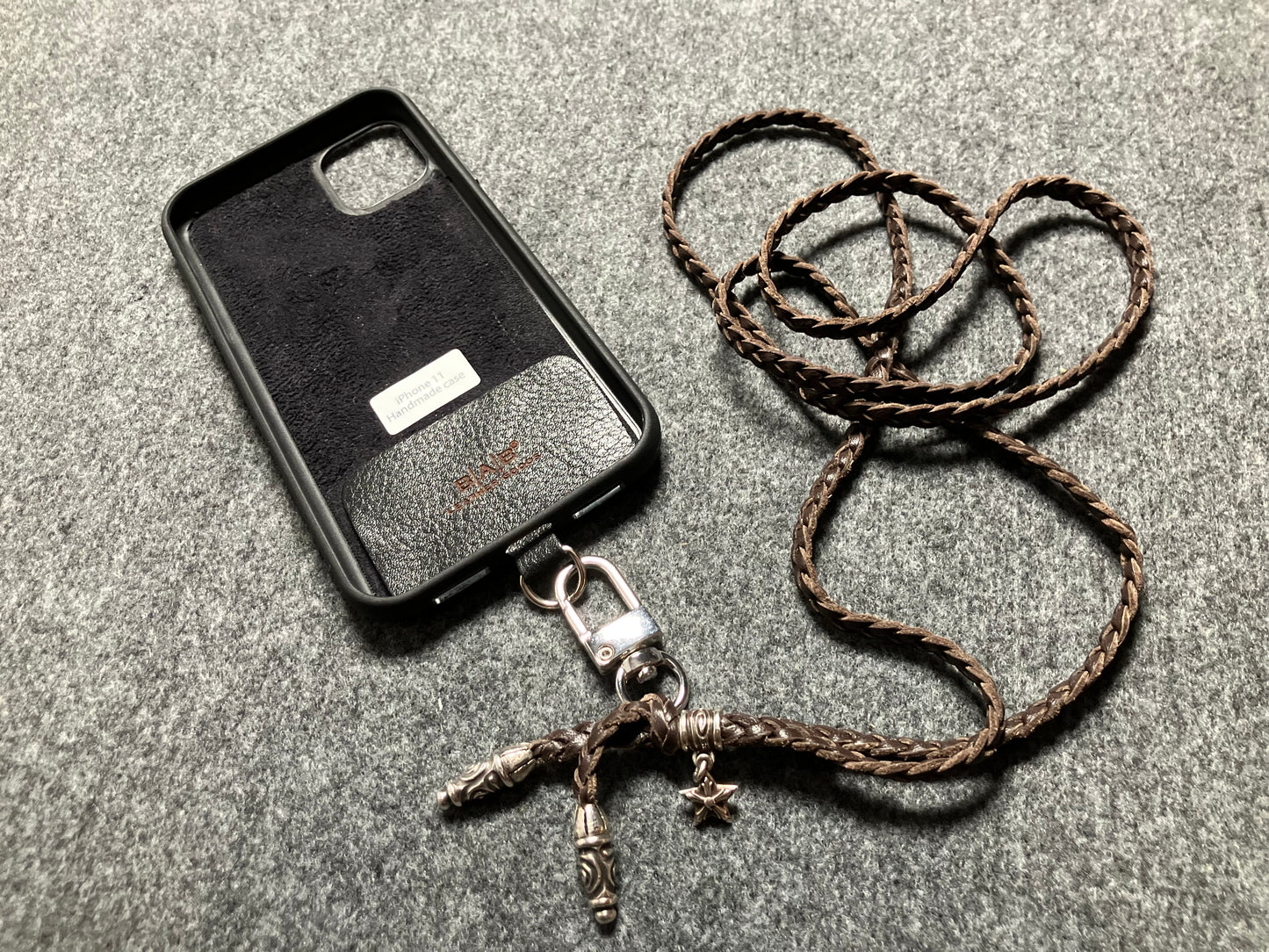 Capa/Suporte para iPhone de Couro Genuíno Flor Integral/microfibra. 2 Terminais Espirais, 1 Pino em Espiral com Argola e 1 Pingente de Estrela, todos de Prata 925 & Crossbody/Colar/Pulseira com 3 fios duplos trançados à mão, Marrom ou Preto.- KC33i