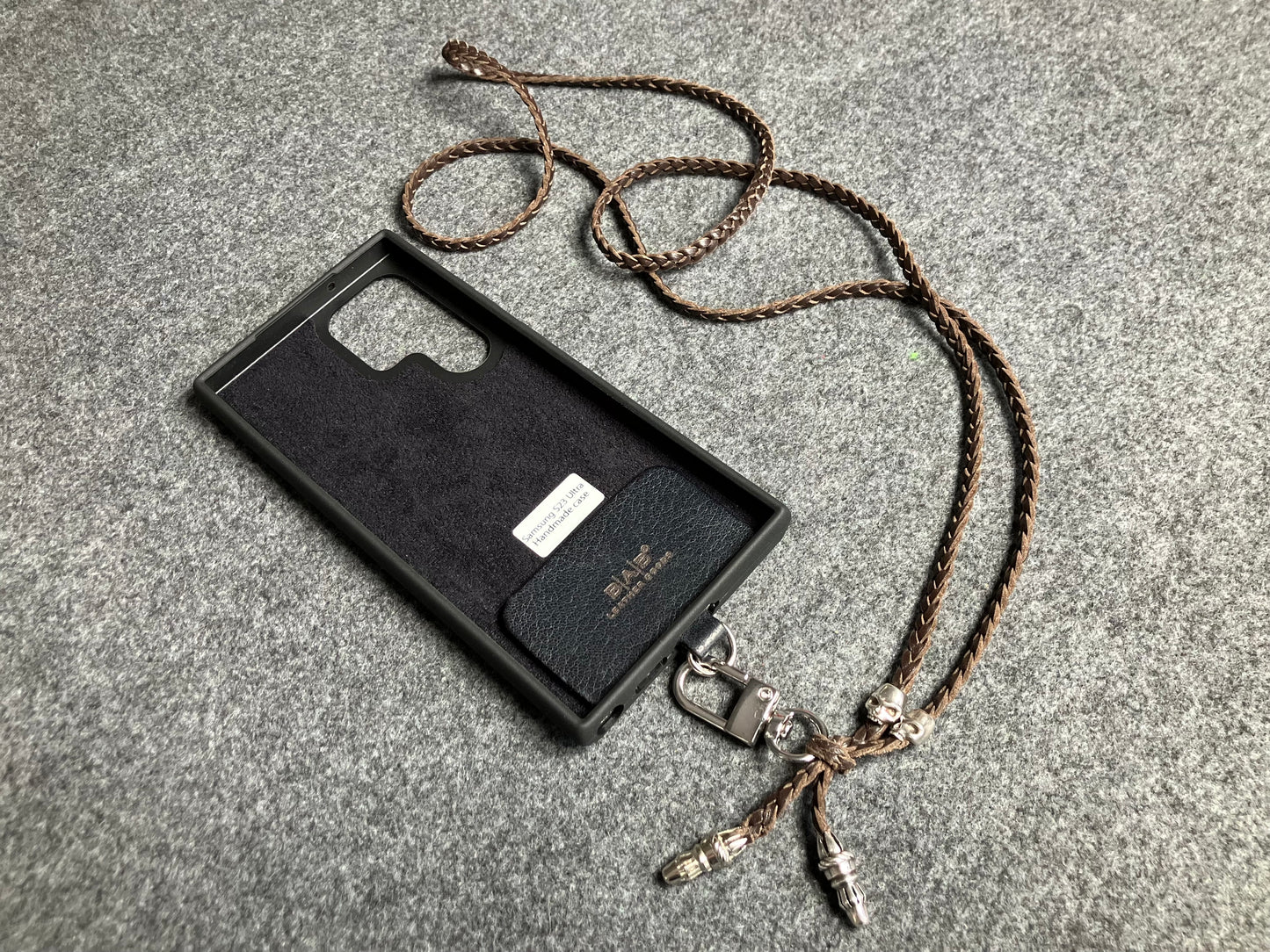 Capa/Suporte de Couro Genuíno Flor Integral para Samsung/microfibra. 2 Terminais de Corda e 2 Caveiras, todos de Prata Esterlina 925 & Crossbody/Colar/Pulseira Couro com 3 fios duplos trançados à mão, Marrom ou Preto.- KC30S