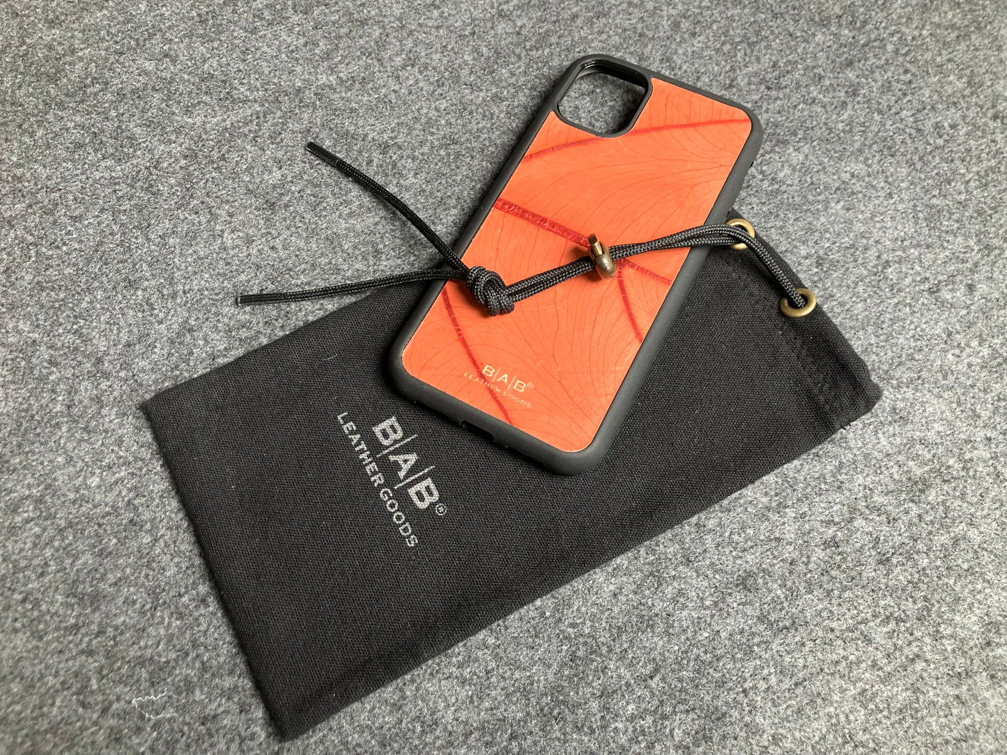 Capa com folha beLEAF® de Alocasia Genuína para iPhone cortada & gravada a laser/microfibra.- 60i