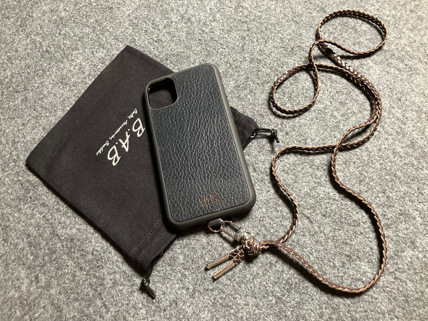 Θήκη από Γνήσιο Δέρμα Oλικής άλεσης για iPhone/μικροϊνα & Χιαστί/Κολιέ/Βραχιόλι Γνήσιο Δέρμα με 3 διπλών κλώνων πλεκτά στο χέρι, μισό Φεγγάρι και ένα περιστρεφόμενο Καραμπίνερ και 2 Τερματικά, όλα ασημένια.- KC38i