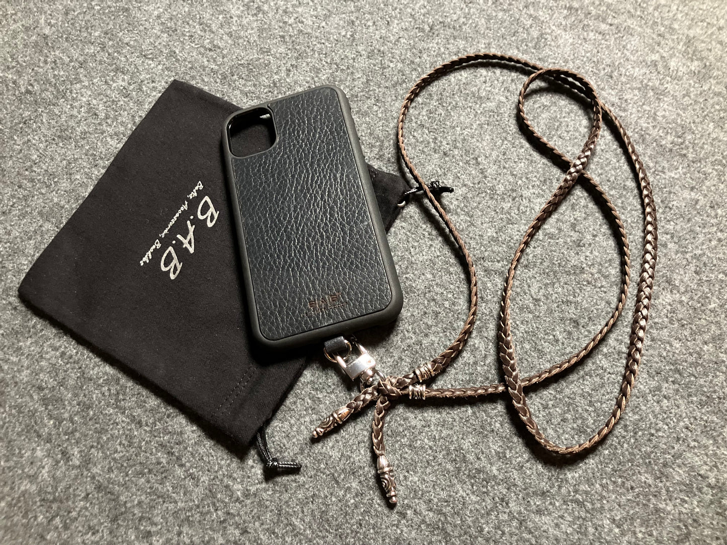 Capa/Suporte para iPhone de Couro Genuíno Flor Integral cortados e gravados a laser/microfibra. 2 Terminais Espirais e 2 Pinos Espirais, todos feitos de Prata 925 & Crossbody/Colar/Pulseira com três fios duplos trançados à mão, Marrom ou Preto.- KC43i