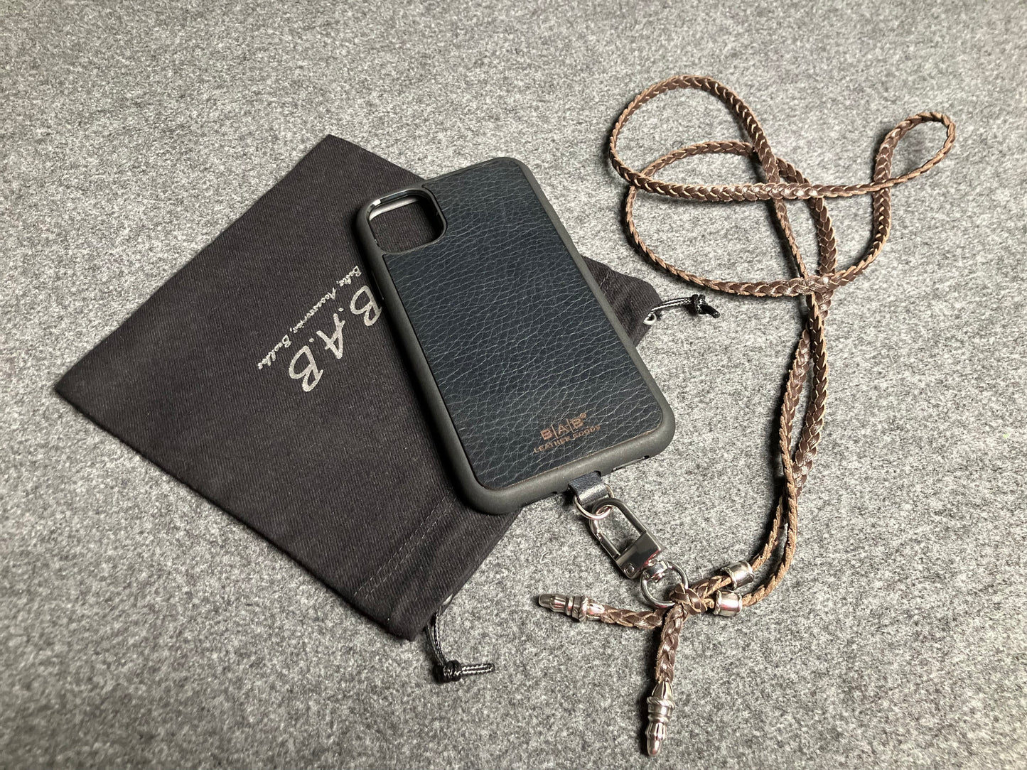 Capa/Suporte para iPhone de Couro Genuíno Flor Integral/microfibra. 2 Terminais de Corda e 2 Pinos de Corda, todos feitos de Prata Esterlina 925 & Crossbody/Colar/Pulseira de Couro com três fios duplos trançados à mão, Marrom ou Preto.- KC42i