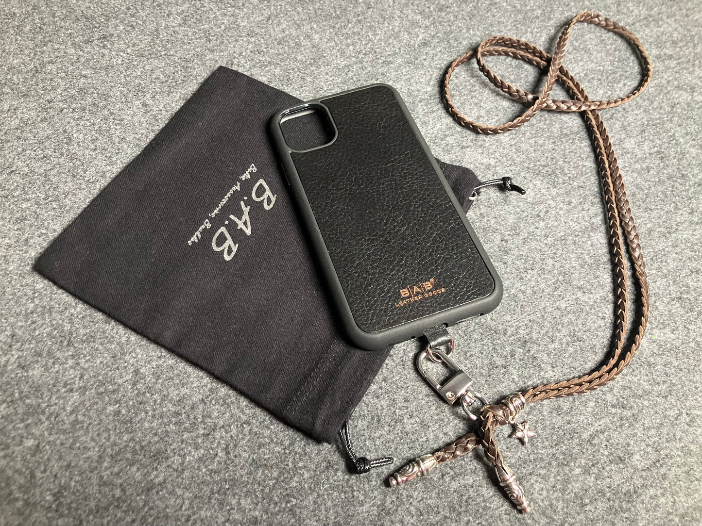Capa/Suporte para iPhone de Couro Genuíno Flor Integral/microfibra. 2 Terminais Espirais, 1 Pino em Espiral com Argola e 1 Pingente de Estrela, todos de Prata 925 & Crossbody/Colar/Pulseira com 3 fios duplos trançados à mão, Marrom ou Preto.- KC33i