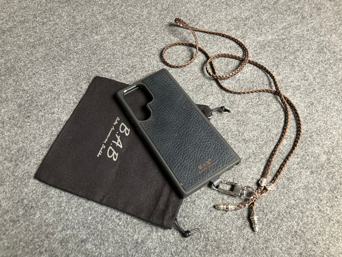 Capa/Suporte de Couro Genuíno Flor Integral para Samsung/microfibra. 2 Terminais de Corda e 2 Caveiras, todos de Prata Esterlina 925 & Crossbody/Colar/Pulseira Couro com 3 fios duplos trançados à mão, Marrom ou Preto.- KC30S