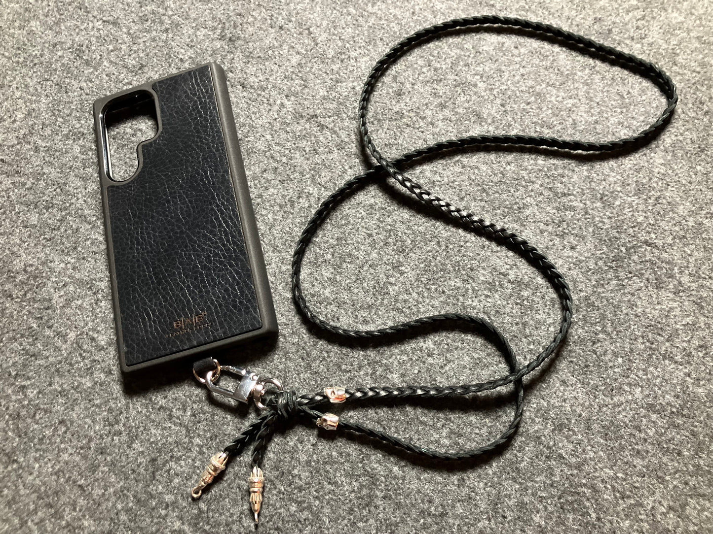 Capa/Suporte de Couro Genuíno Flor Integral para Samsung/microfibra. 2 Terminais de Corda e 2 Caveiras, todos de Prata Esterlina 925 & Crossbody/Colar/Pulseira Couro com 3 fios duplos trançados à mão, Marrom ou Preto.- KC30S