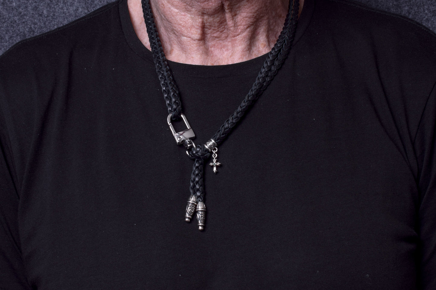 2 Terminais Espirais, 1 Pino em Espiral com Argola e 1 Pingente de Crucifixo com 2 Esmeraldas lapidadas e engastadas à mão, todos de Prata 925 sólida & Crossbody/Colar/Pulseira de Couro com 3 fios duplos trançados à mão, Marrom ou Preto.- CP31