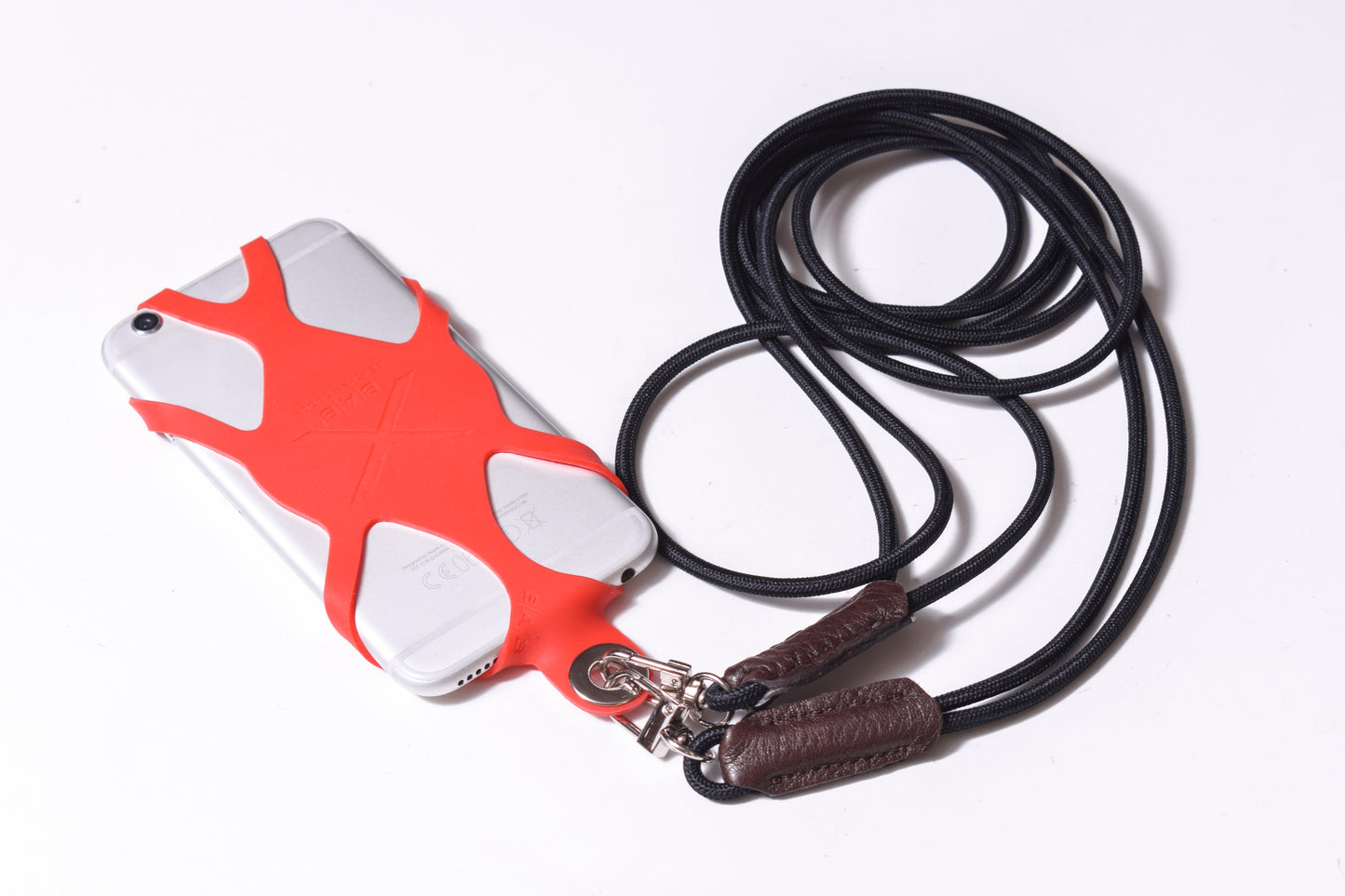 Soporte para celular de Silicona grabado con láser. Crossbody/Collar/Pulsera doble de Cuerda Elástica Negra & 2 Terminales de Cuero Full-Grain curtido vegetal al tanino, Azul, Marrón, Negro o Rojo con 2 Mosquetones plateados.- S23