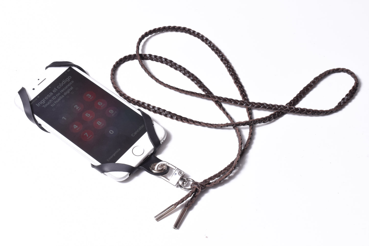 Suporte para celular de Silicone gravado a laser. Crossbody/Colar/Pulseira de Couro Genuíno com 3 fios duplos trançados à mão, Marrom ou Preto com 1 Mosquetão giratório e 2 Terminais prateados.- SC38