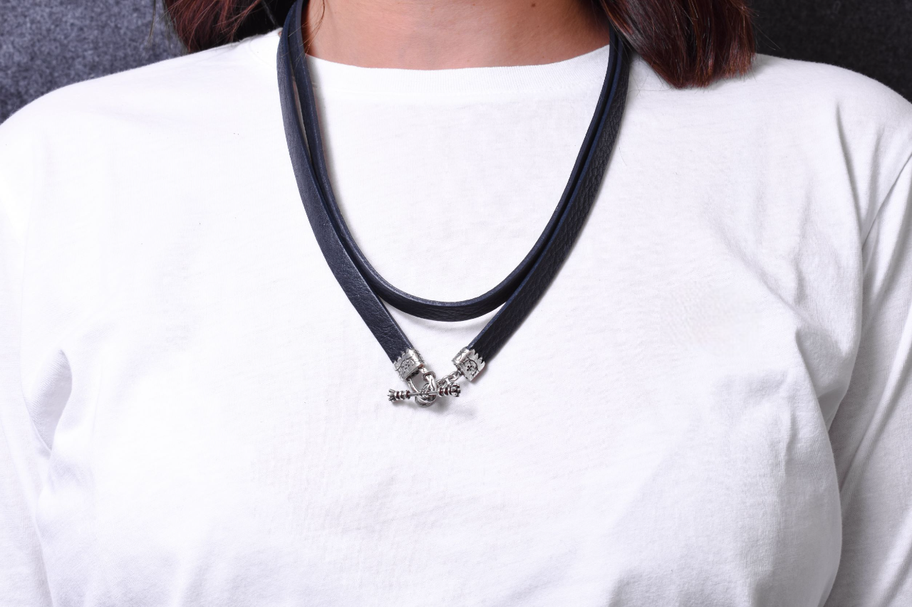 Soporte para celular de Silicona grabado con láser. 2 Terminales Capa, 1 Bastón, 1 Cierre S y 6 Argollas, todos de Plata 925 maciza & Crossbody/Collar/Pulsera de Cuero Genuino Full-Grain doble curtido vegetal al tanino, Azul, Marrón, Negro o Rojo.- SP25