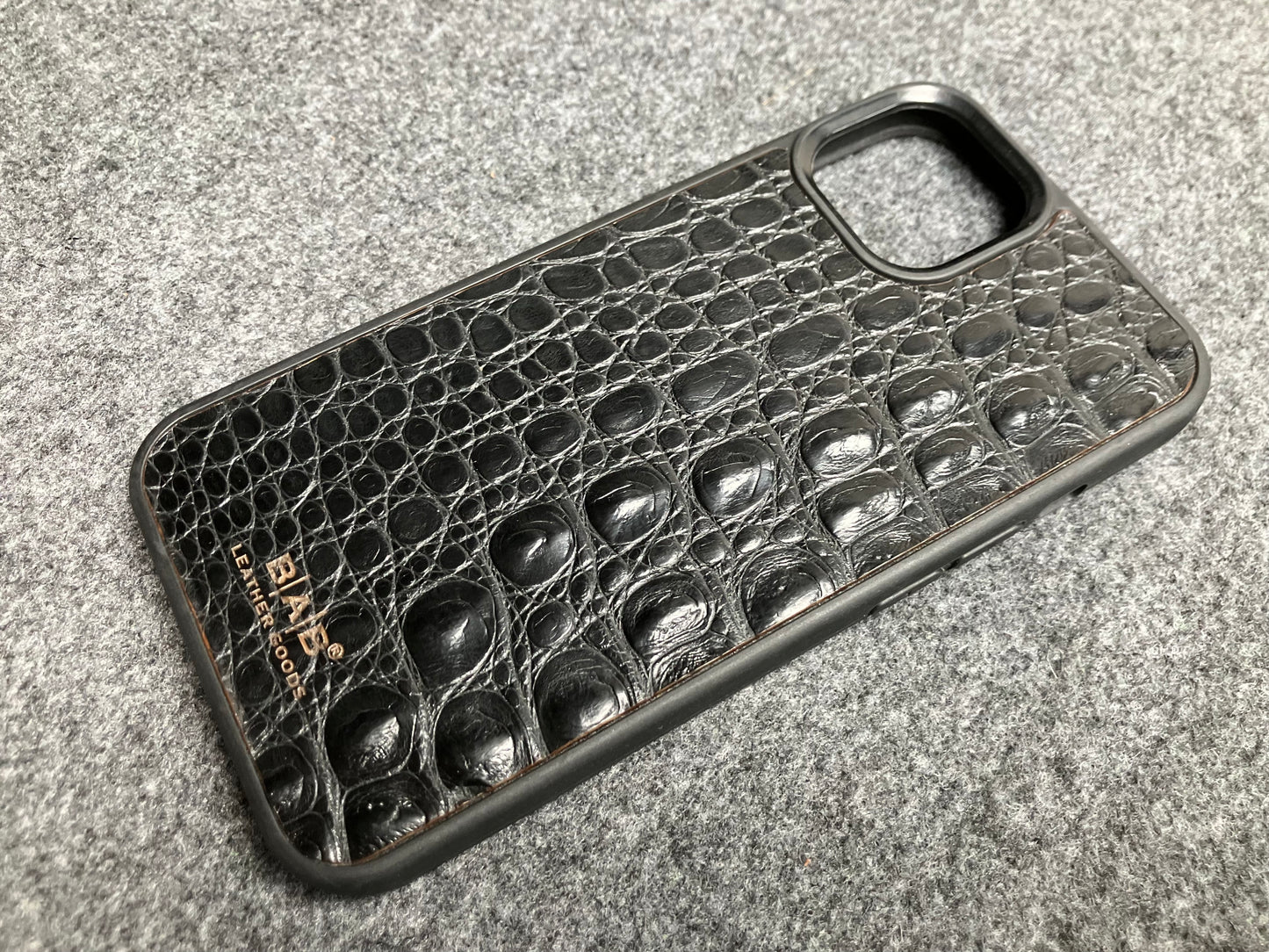 Capa de Couro Genuíno Crocodilo para iPhone/Samsung cortada & gravada a laser/microfibra.- 57