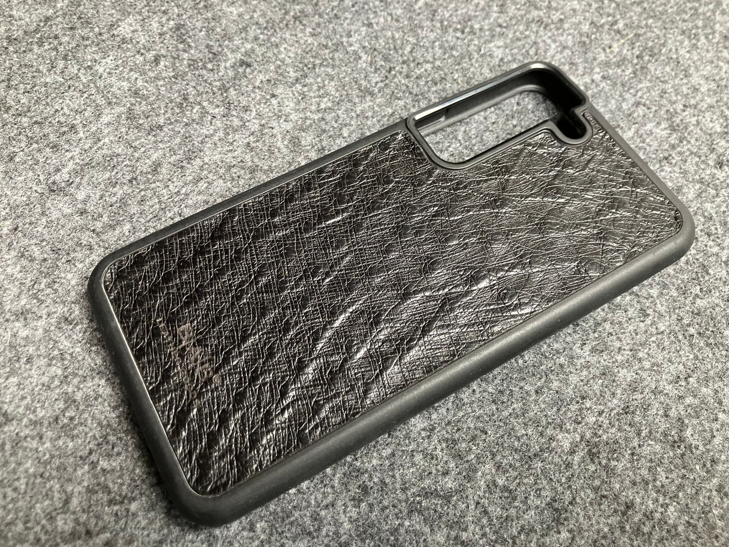 Funda de Cuero Genuino Baby Ostrich para iPhone/Samsung cortada & grabada con láser/microfibra.- 58