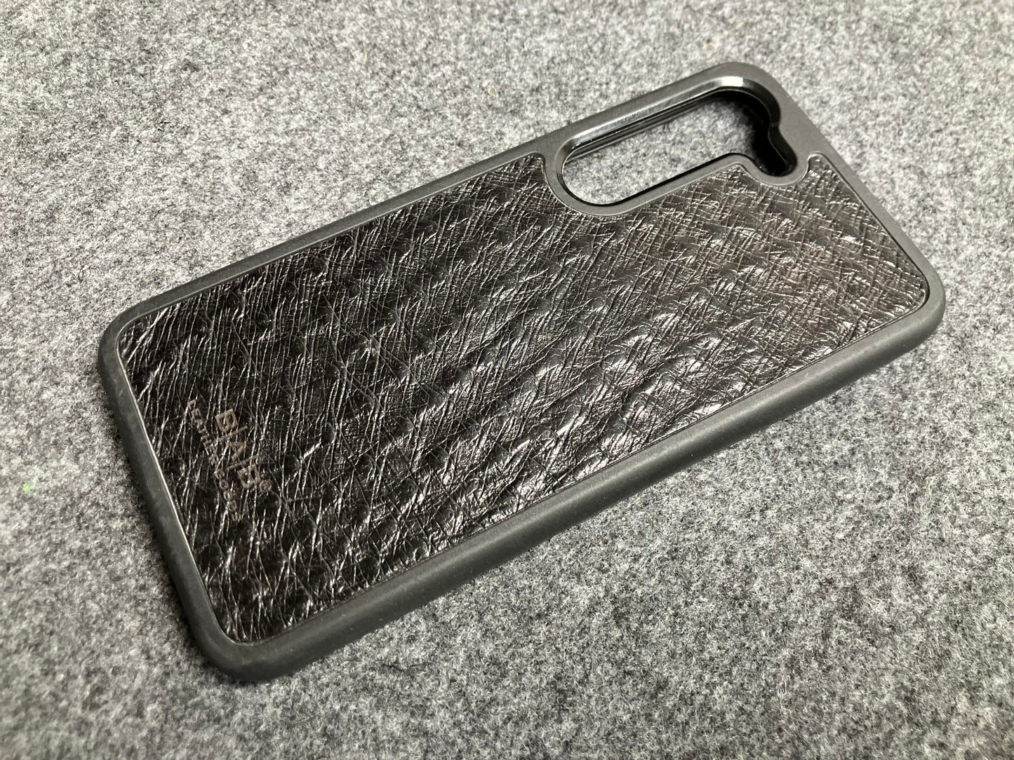 Funda de Cuero Genuino Baby Ostrich para iPhone/Samsung cortada & grabada con láser/microfibra.- 58
