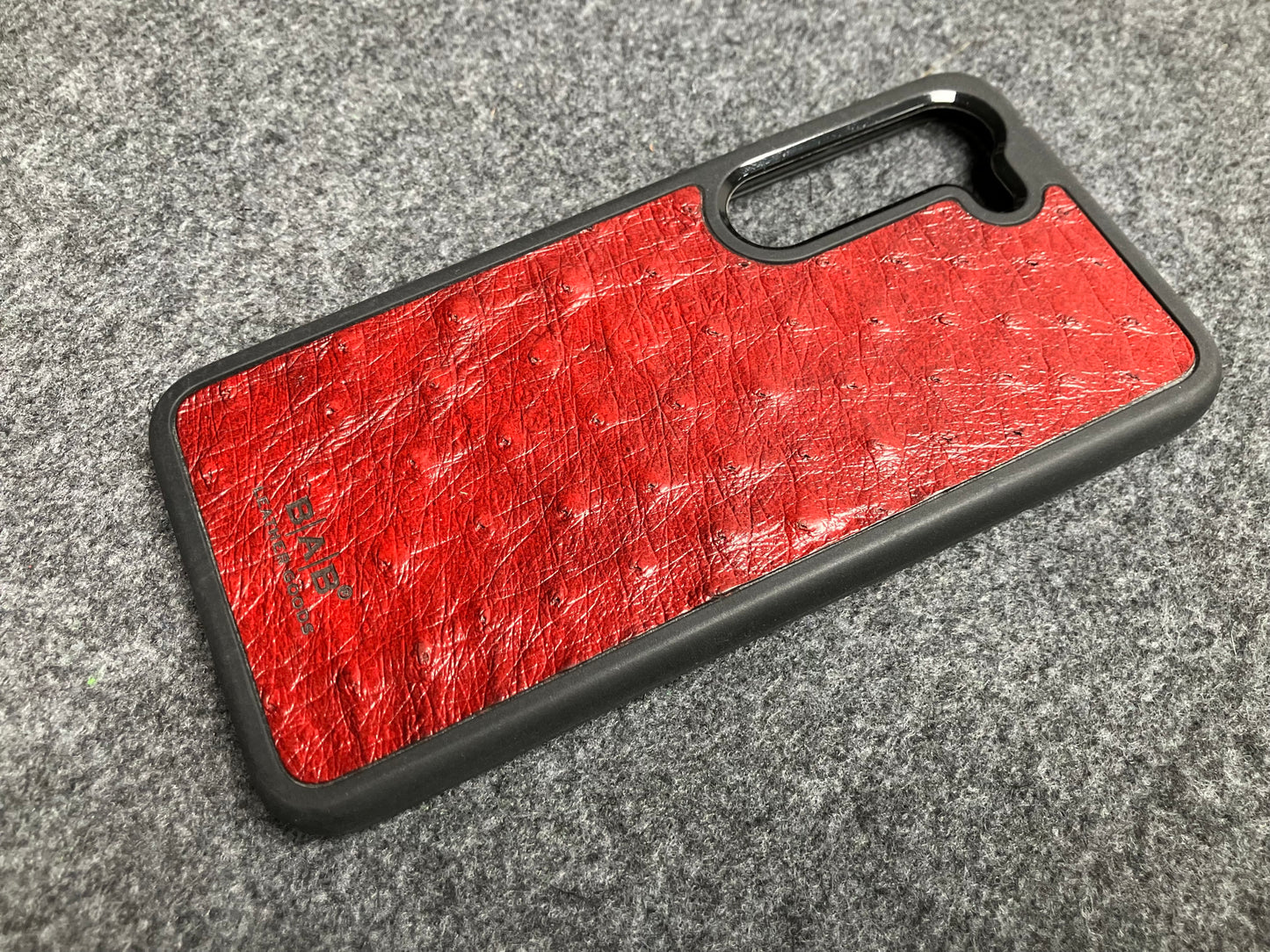 Funda de Cuero Genuino Baby Ostrich para iPhone/Samsung cortada & grabada con láser/microfibra.- 58