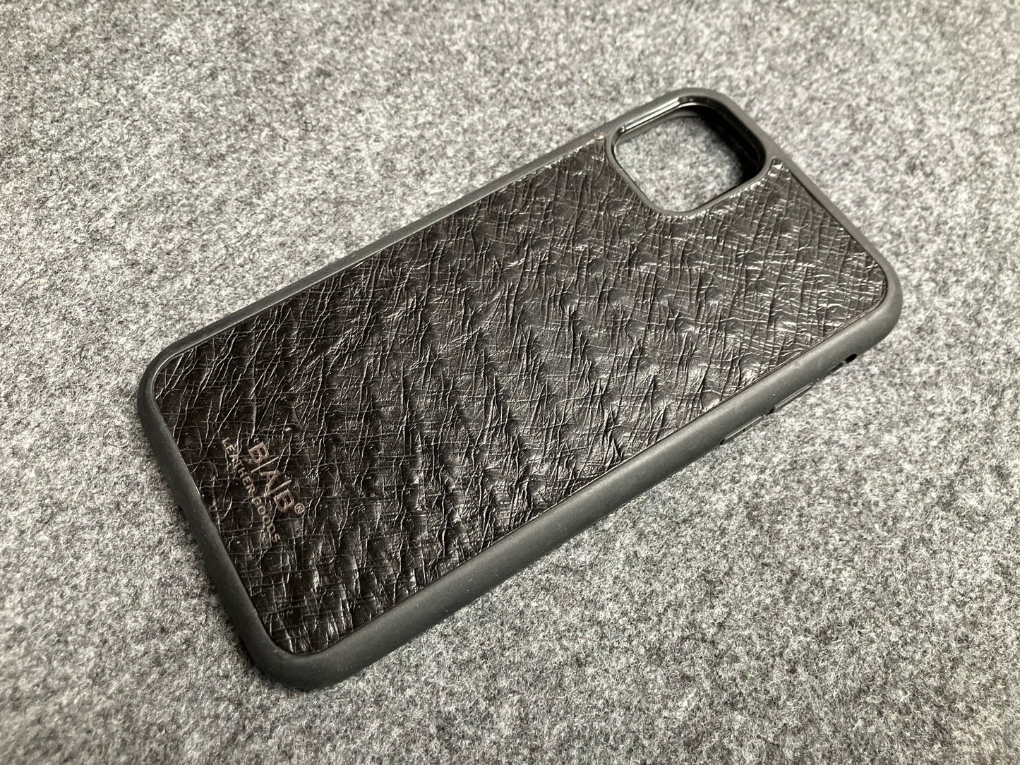 Funda de Cuero Genuino Baby Ostrich para iPhone/Samsung cortada & grabada con láser/microfibra.- 58