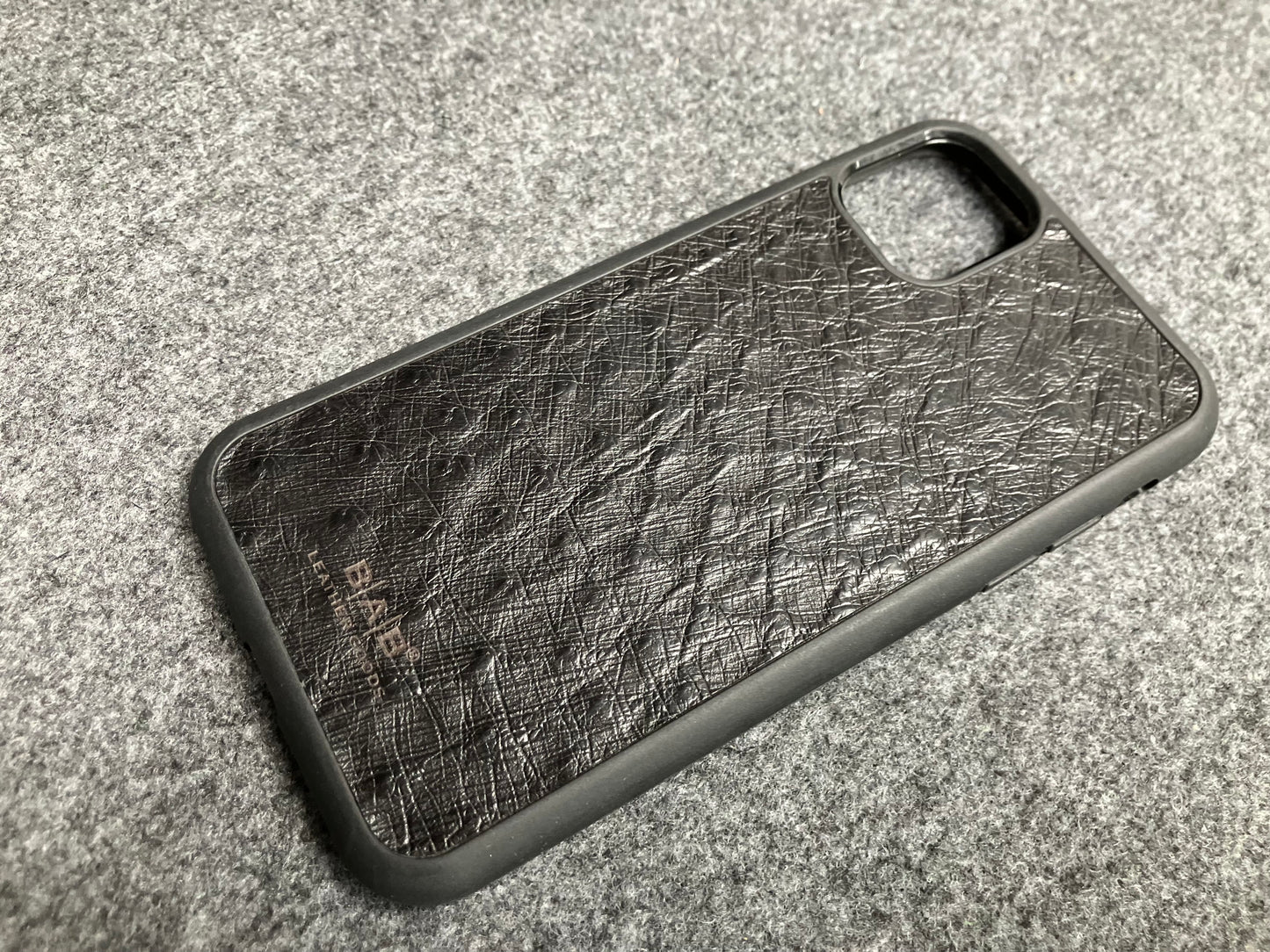 Funda de Cuero Genuino Baby Ostrich para iPhone/Samsung cortada & grabada con láser/microfibra.- 58