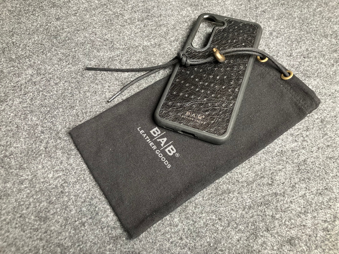 Funda de Cuero Genuino Baby Ostrich para iPhone/Samsung cortada & grabada con láser/microfibra.- 58