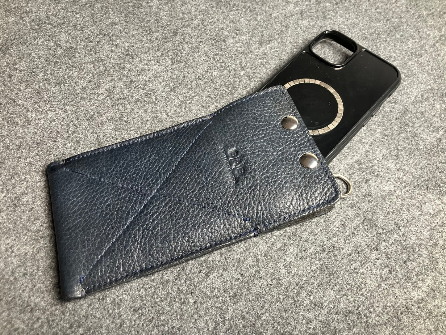 Θήκη για iPhone, από Γνήσιο Δέρμα Oλικής άλεσης κομμένη & χαραγμένη με λέισερ/μικροΐνα & Magsafe.- 61