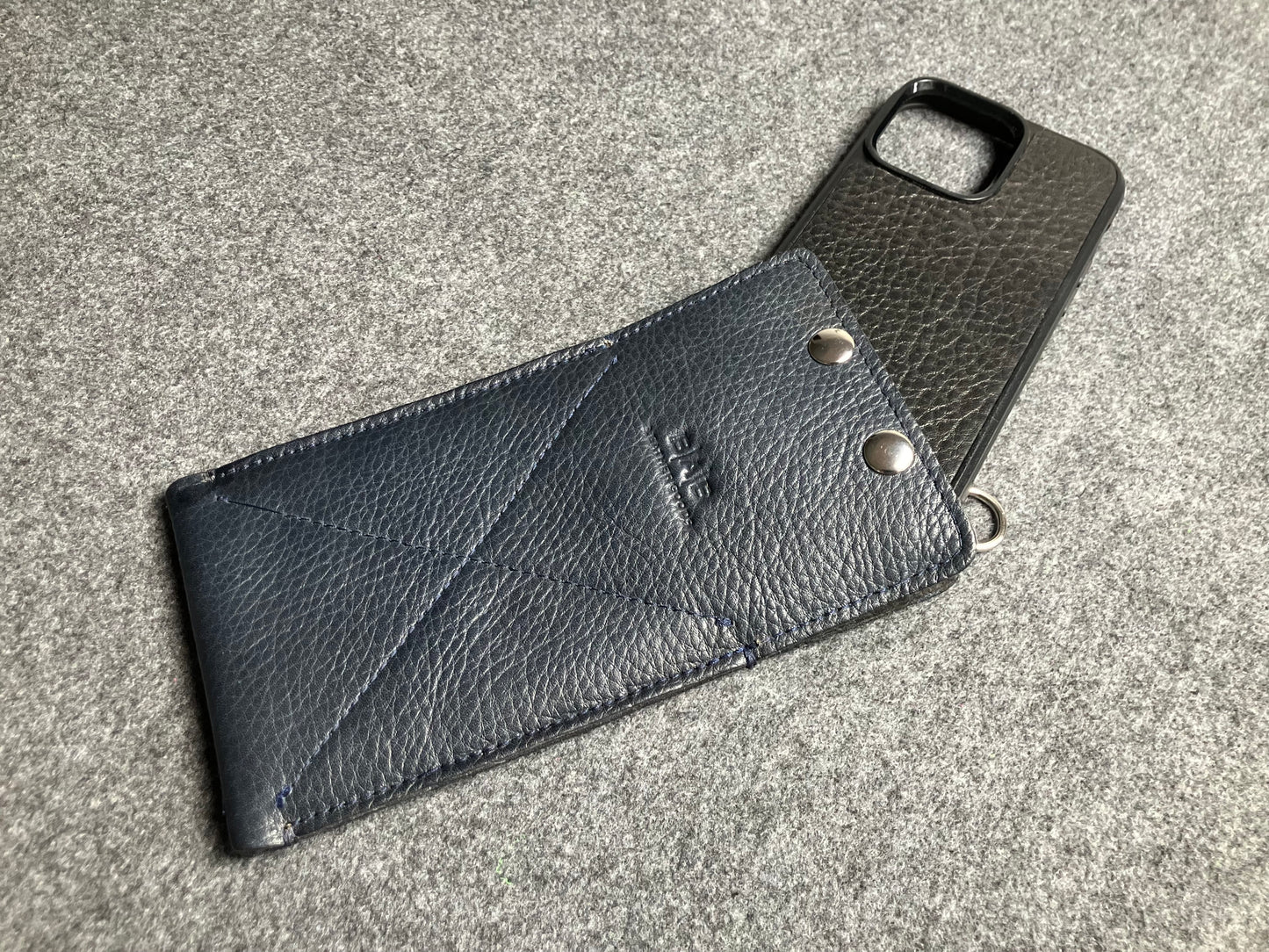Θήκη για iPhone, από Γνήσιο Δέρμα Oλικής άλεσης κομμένη & χαραγμένη με λέισερ/μικροΐνα & Magsafe.- 61