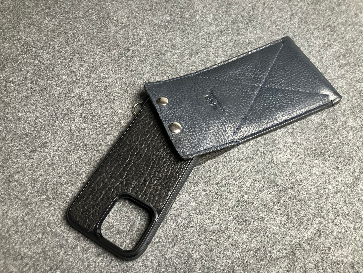 Θήκη για iPhone, από Γνήσιο Δέρμα Oλικής άλεσης κομμένη & χαραγμένη με λέισερ/μικροΐνα & Magsafe.- 61