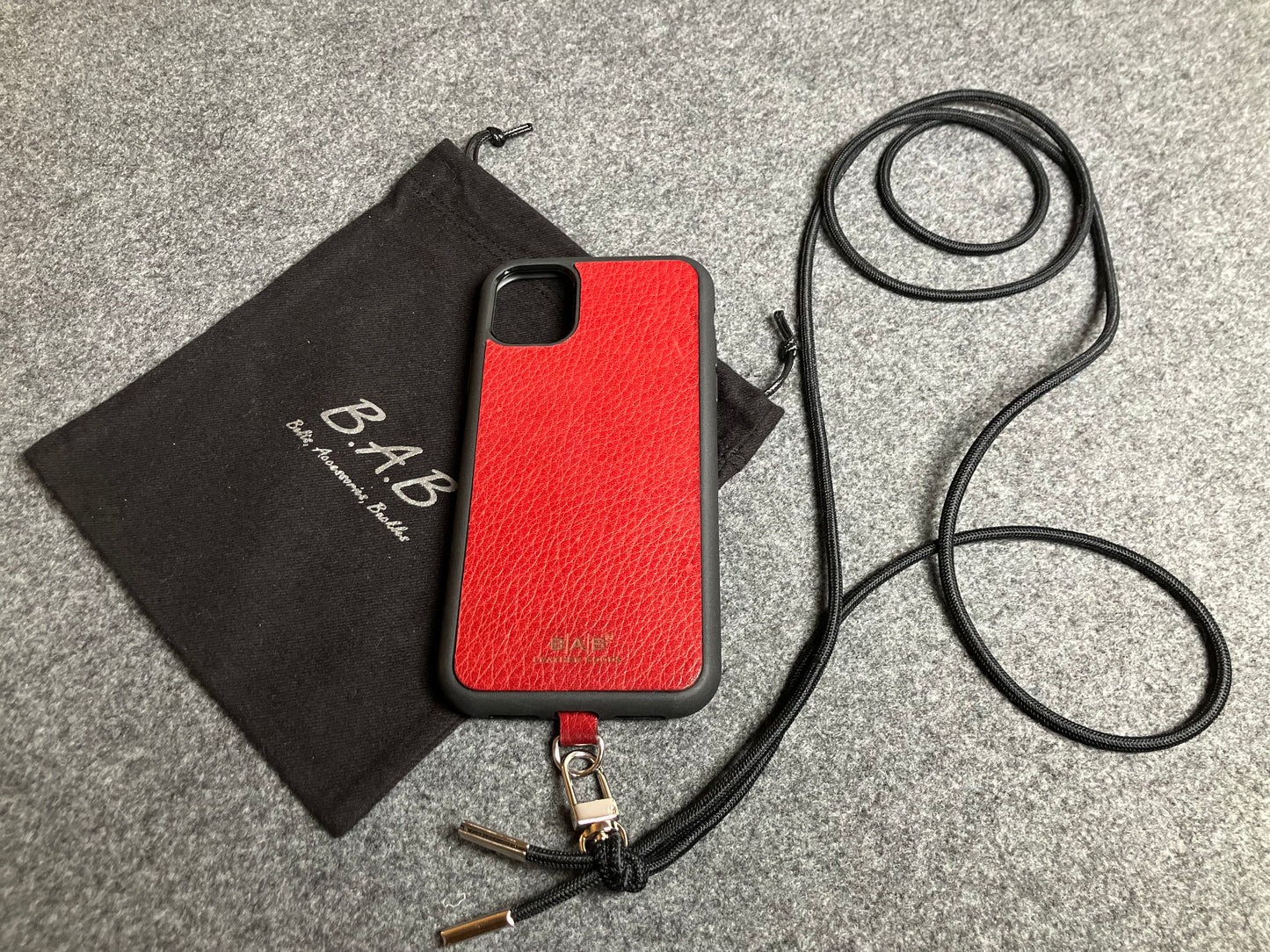 Support pour téléphone portable en Cuir Véritable Pleine Fleur tanné végétal au tanin gravé au laser & Bandoulière/Collier/Bracelet Cordon Élastique Noir, avec 1 Mousqueton et 2 Embouts argentés.- SC57