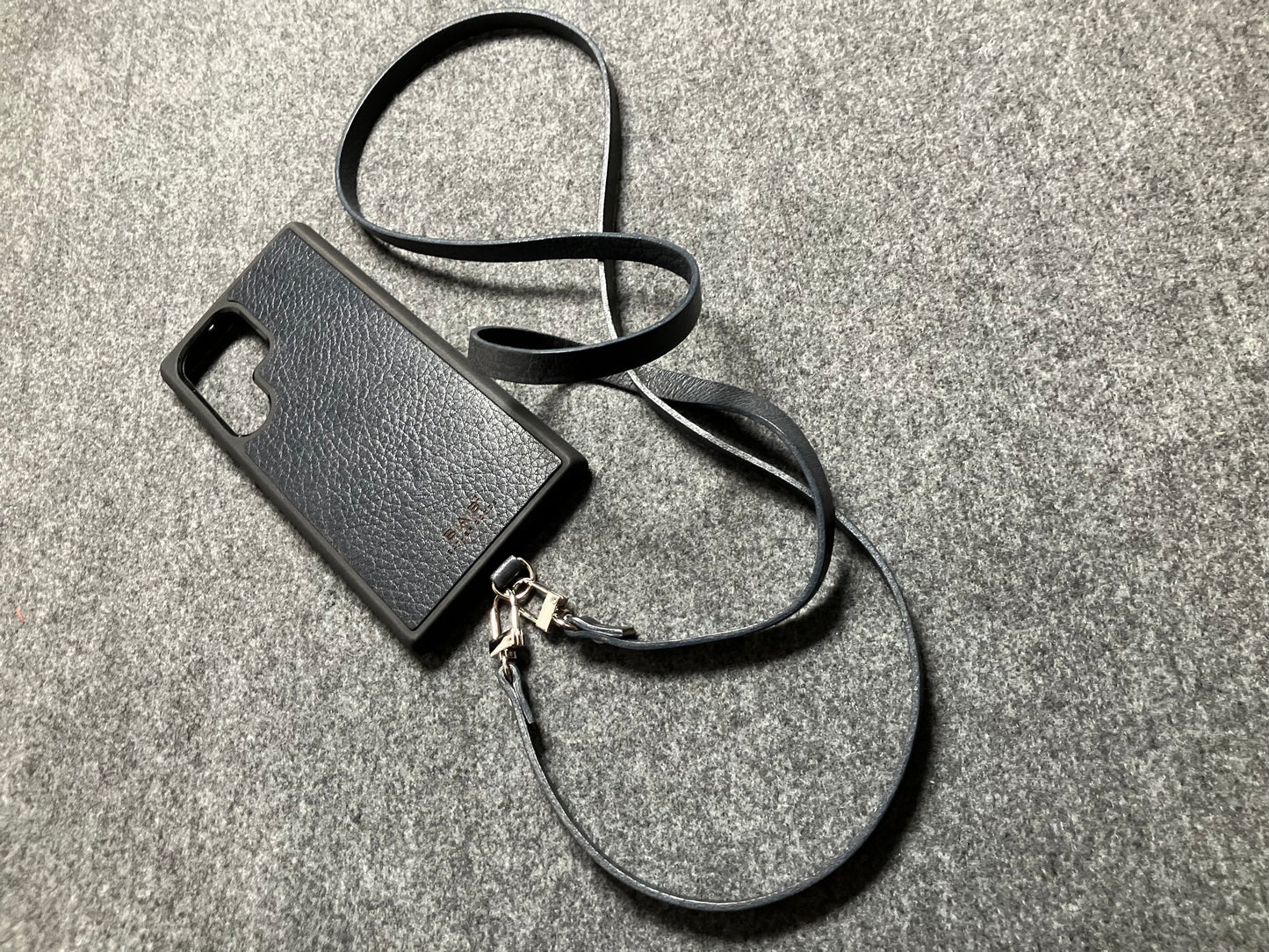 Θήκη/Στήριγμα για iPhone/Samsung, από Γνήσιο Δέρμα Oλικής άλεσης/μικροΐνες & Διπλής Όψης Γνήσιο Δερμάτινο Χιαστί/Κολιέ/Βραχιόλι με 2 Περιστρεφόμενους Καραβίνερ.- KC26