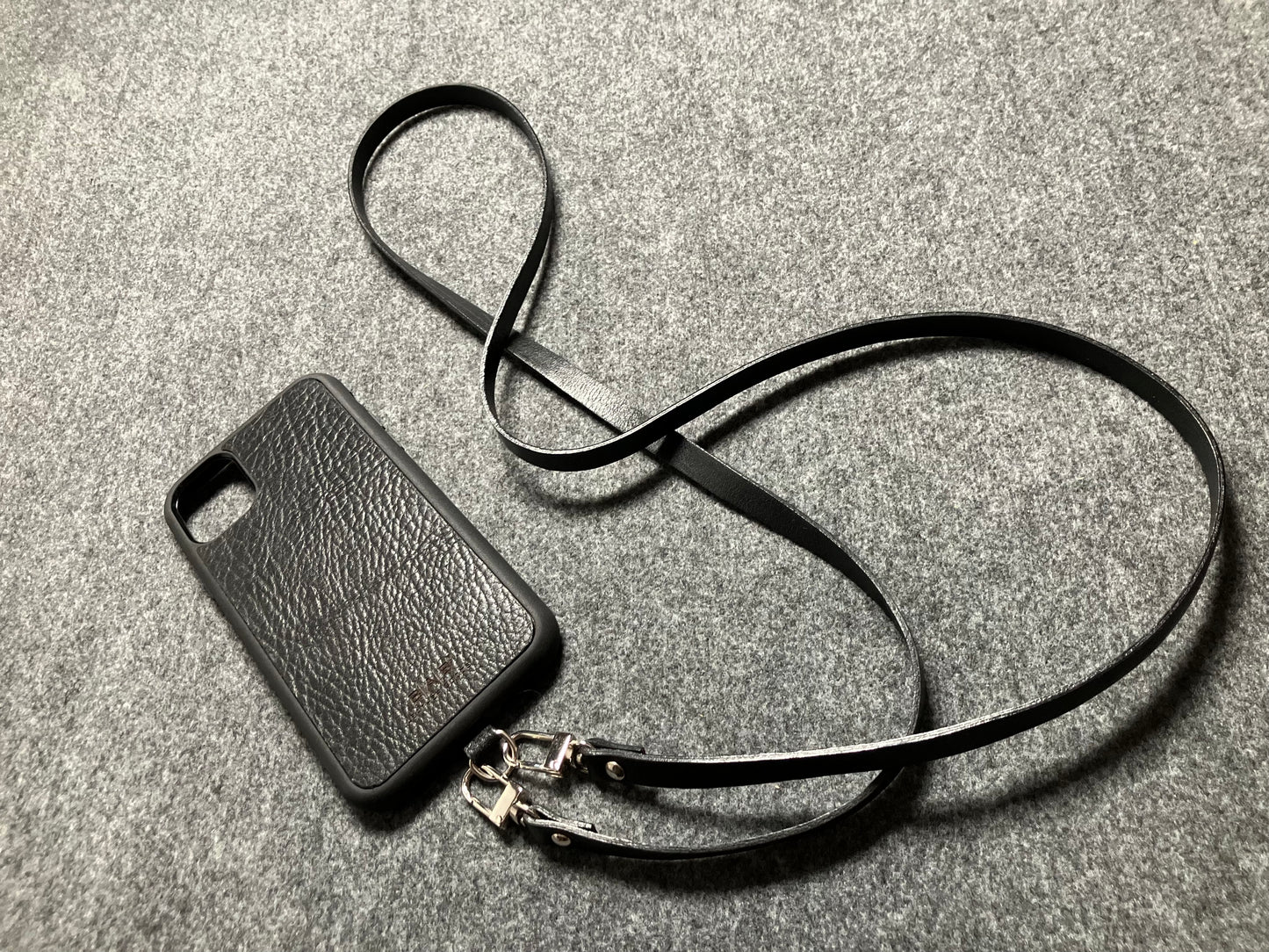 Θήκη/Στήριγμα για iPhone/Samsung, από Γνήσιο Δέρμα Oλικής άλεσης/μικροΐνες & Διπλής Όψης Γνήσιο Δερμάτινο Χιαστί/Κολιέ/Βραχιόλι με 2 Περιστρεφόμενους Καραβίνερ.- KC26