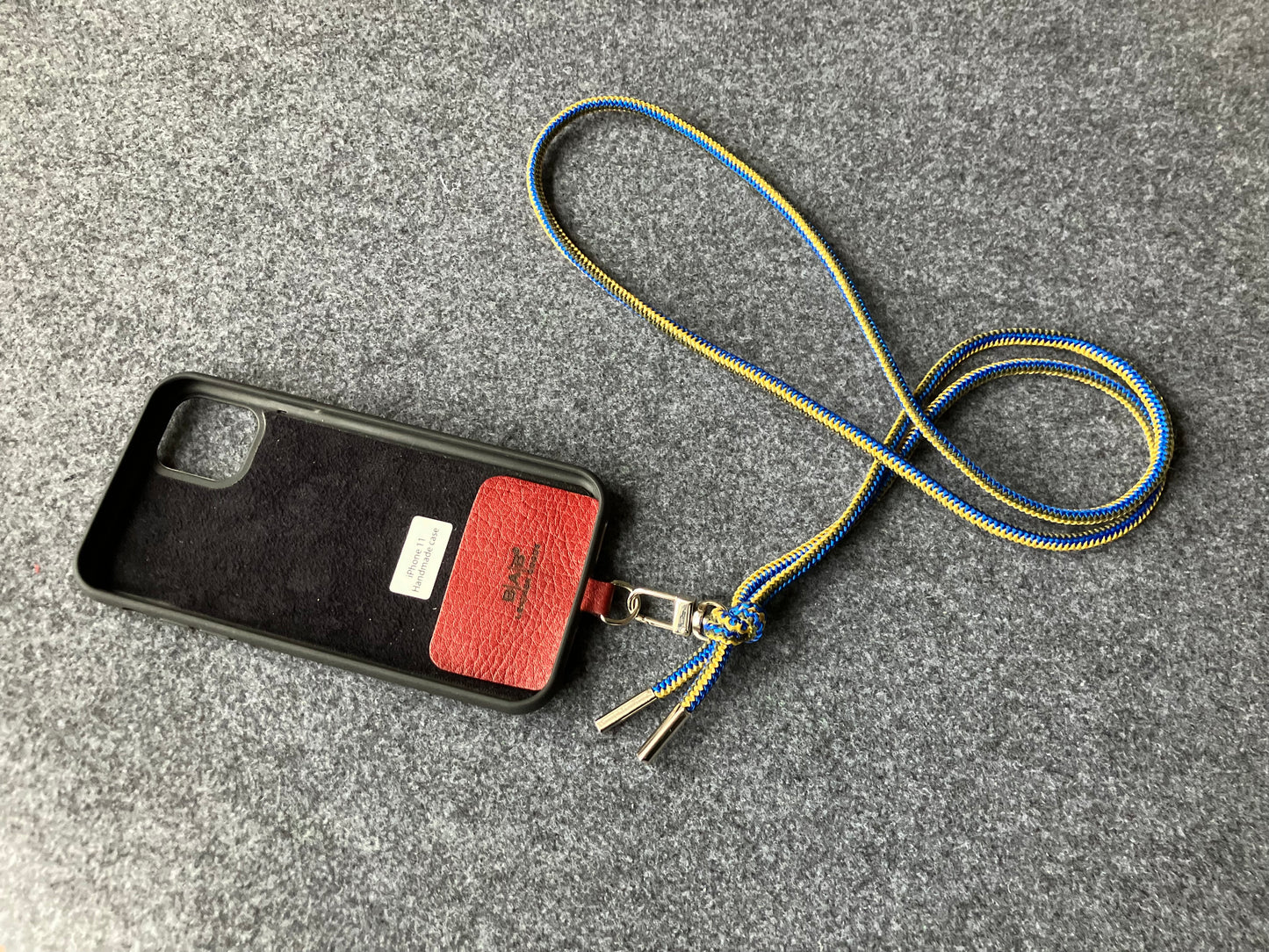 Κιτ Θήκης/Γενικής Στήριγμα για iPhone/Samsung σε Γνήσιο Δερμάτινο με ταννίνη κομμένο και χαραγμένο με λέιζερ και Eλαστικό Σχοινί Xιαστί/Kολιέ/Bραχιόλι.- P40