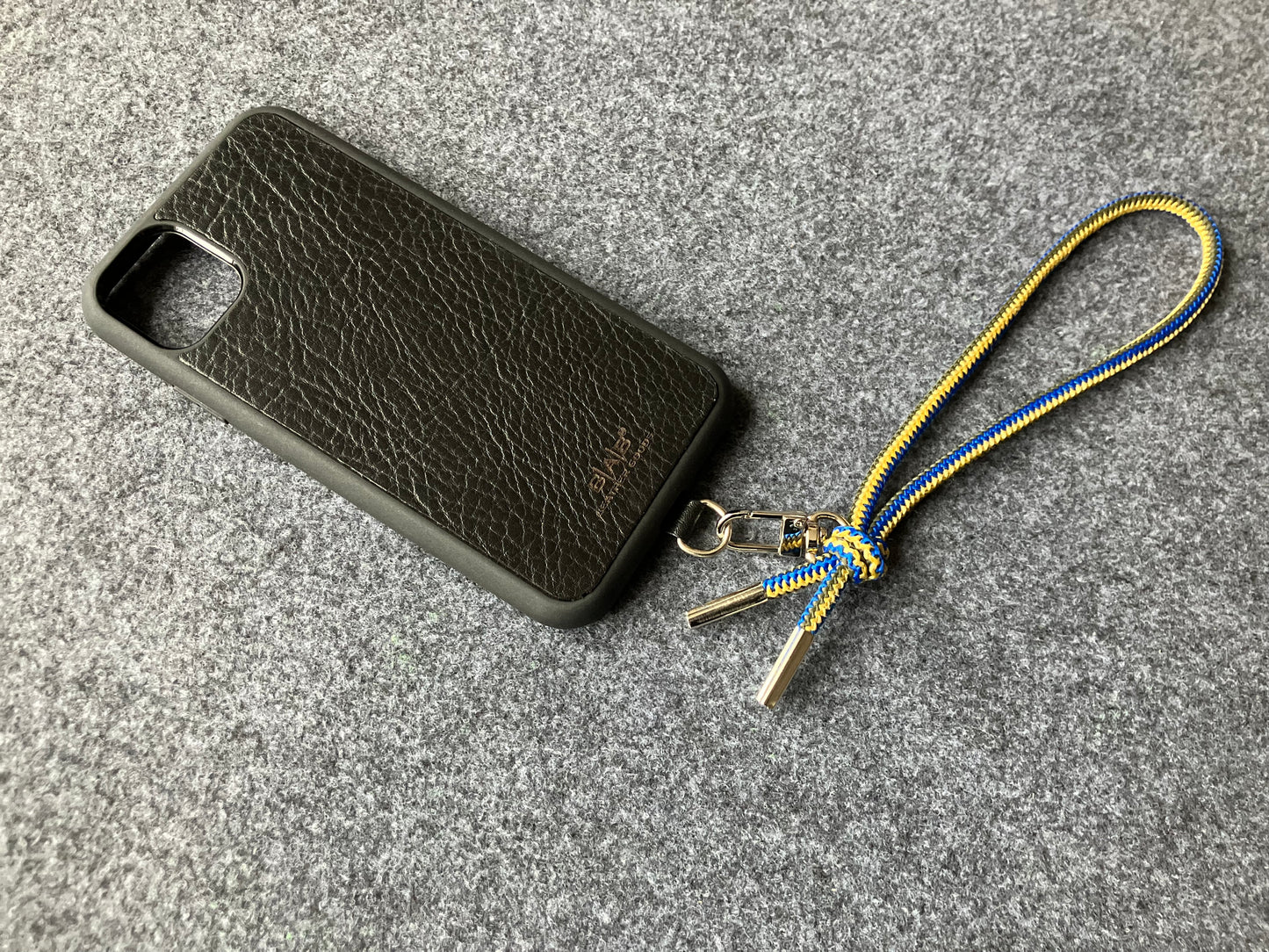 Kit Funda/Soporte Universal para iPhone/Samsung de Cuero Genuino Full-Grain curtido vegetal al tanino cortado y grabado con láser y Pulsera de Cuerda Elástica.- P41