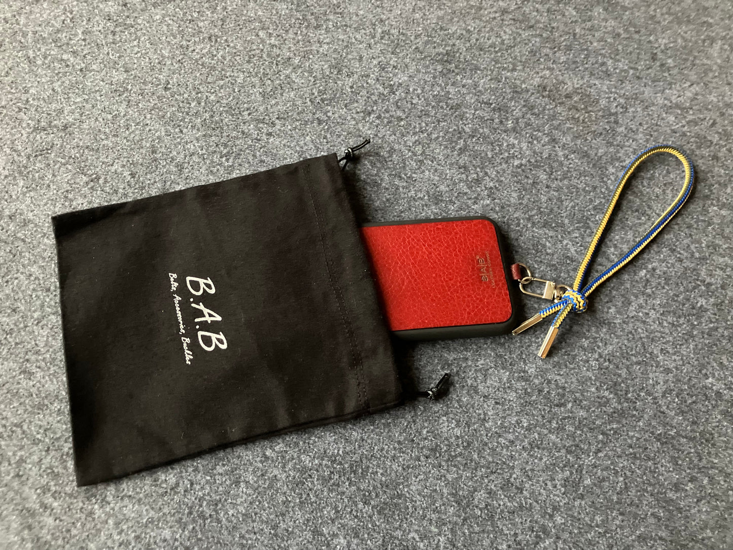 Kit Funda/Soporte Universal para iPhone/Samsung de Cuero Genuino Full-Grain curtido vegetal al tanino cortado y grabado con láser y Pulsera de Cuerda Elástica.- P41