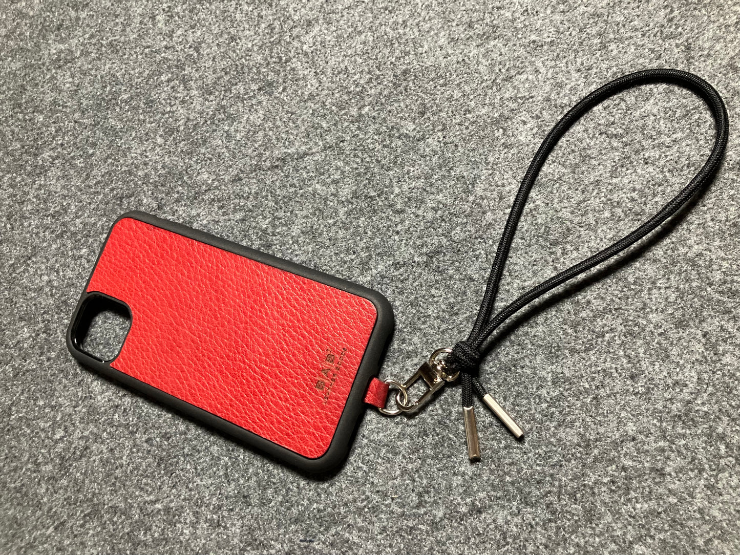 Capa/Suporte para iPhone de Couro Genuíno Flor Integral curtido vegetal com tanino cortados e gravados a laser/microfibra & Correia/Pulseira de Corda Elástica Preta com 1 Mosquetão e 2 Terminais prateados.- KPi54 