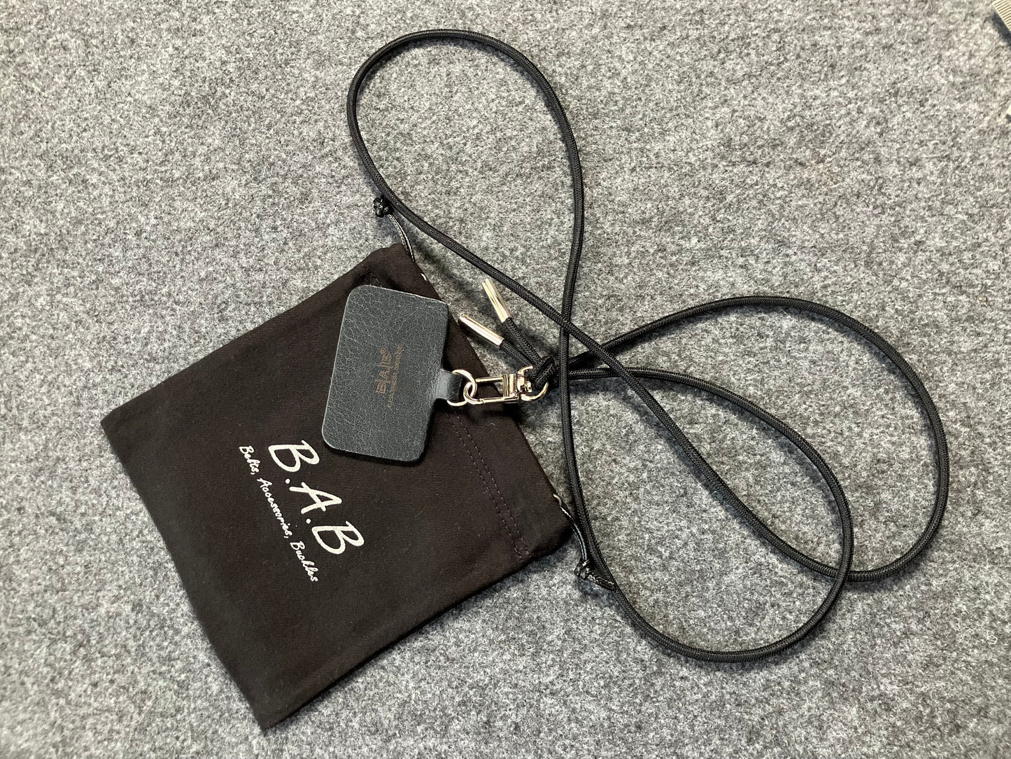 Support pour téléphone portable en Cuir Véritable Pleine Fleur tanné végétal au tanin gravé au laser & Bandoulière/Collier/Bracelet Cordon Élastique Noir, avec 1 Mousqueton et 2 Embouts argentés.- SC57