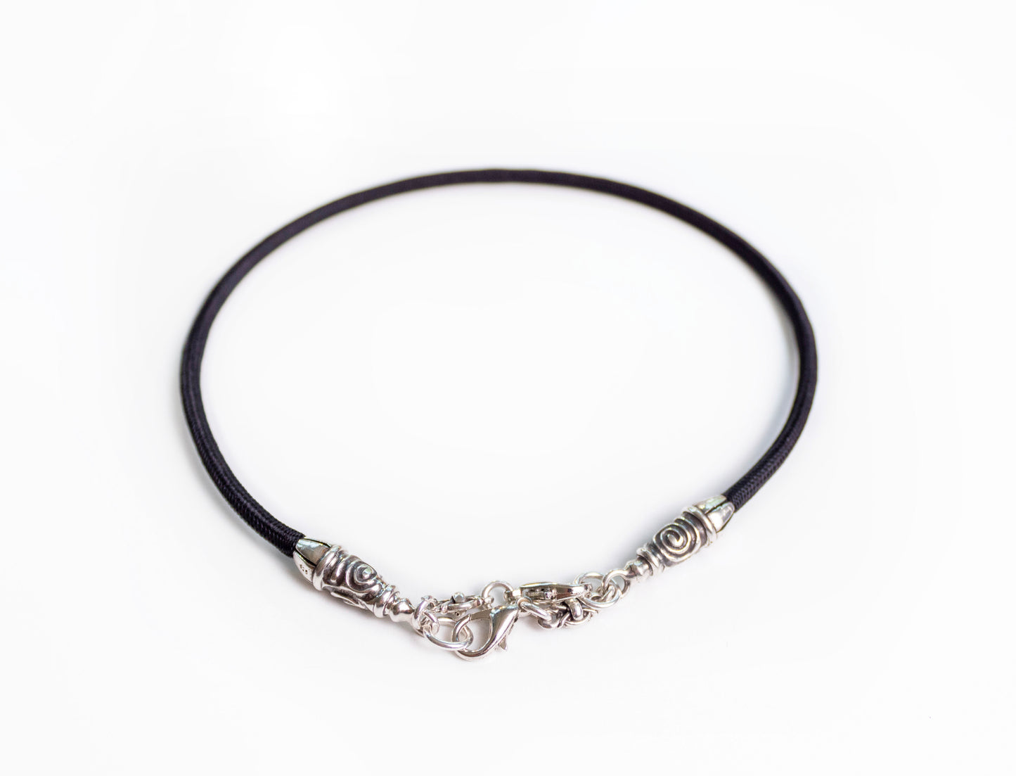 2 Terminales en Espiral, 2 Eslabones y 6 Argollas, todos de Plata Esterlina 925 maciza & Correa/Gargantilla/Pulsera de Cuerda Elástica Negra.- PP99