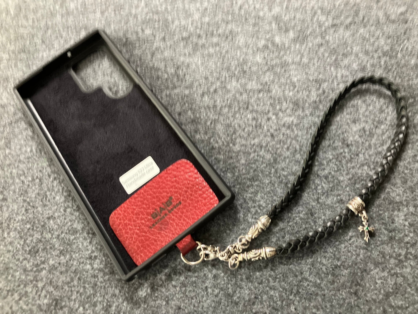 2 Bornes en Spirale, 1 Pendentif Crucifix avec 2 Émeraudes taillées à la main et 6 Anneaux, le tout en Argent Sterling 925 massif & Sangle/Tour de cou/Bracelet en Cuir Véritable, avec trois doubles brins tressés à la main, Marron ou Noir.- PP24