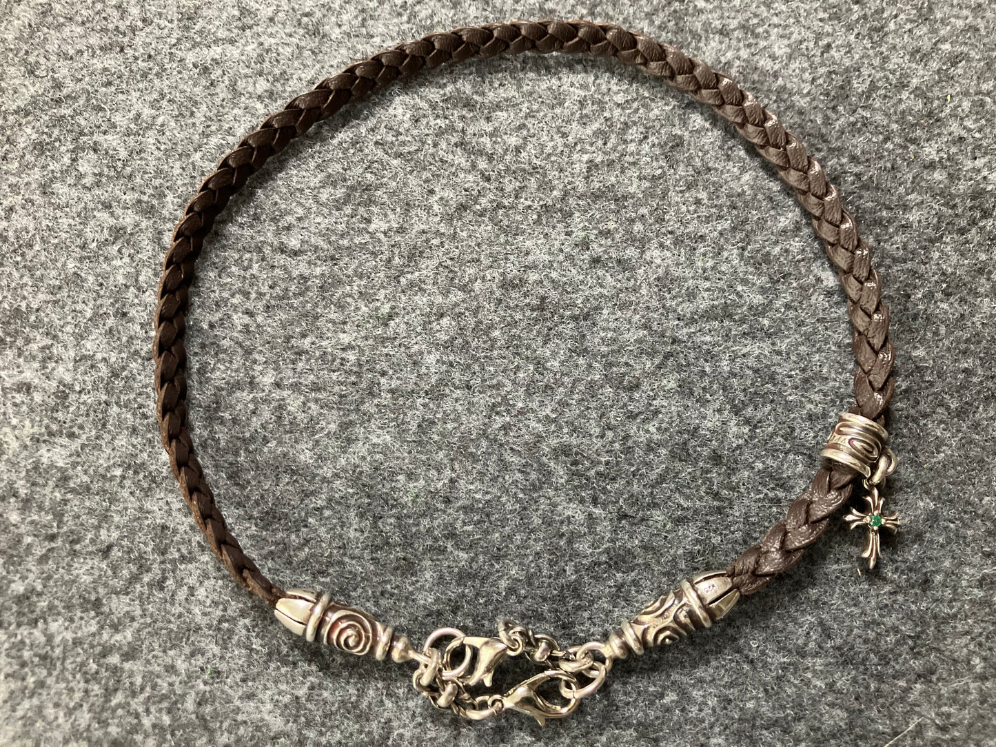 2 Bornes en Spirale, 1 Pendentif Crucifix avec 2 Émeraudes taillées à la main et 6 Anneaux, le tout en Argent Sterling 925 massif & Sangle/Tour de cou/Bracelet en Cuir Véritable, avec trois doubles brins tressés à la main, Marron ou Noir.- PP24