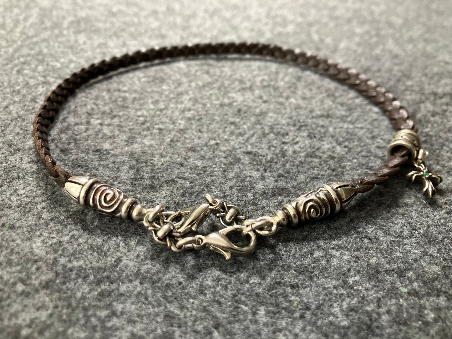 2 Bornes en Spirale, 1 Pendentif Crucifix avec 2 Émeraudes taillées à la main et 6 Anneaux, le tout en Argent Sterling 925 massif & Sangle/Tour de cou/Bracelet en Cuir Véritable, avec trois doubles brins tressés à la main, Marron ou Noir.- PP24